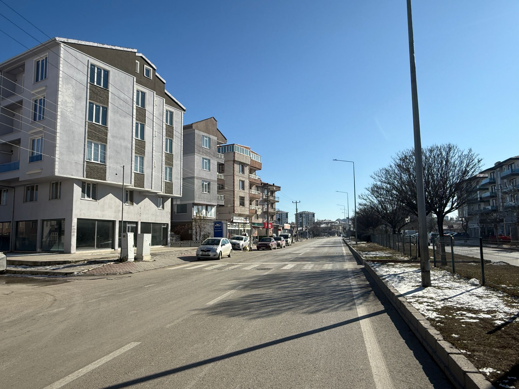 KARŞIYAKADA GENİŞ KİRALIK DÜKKAN