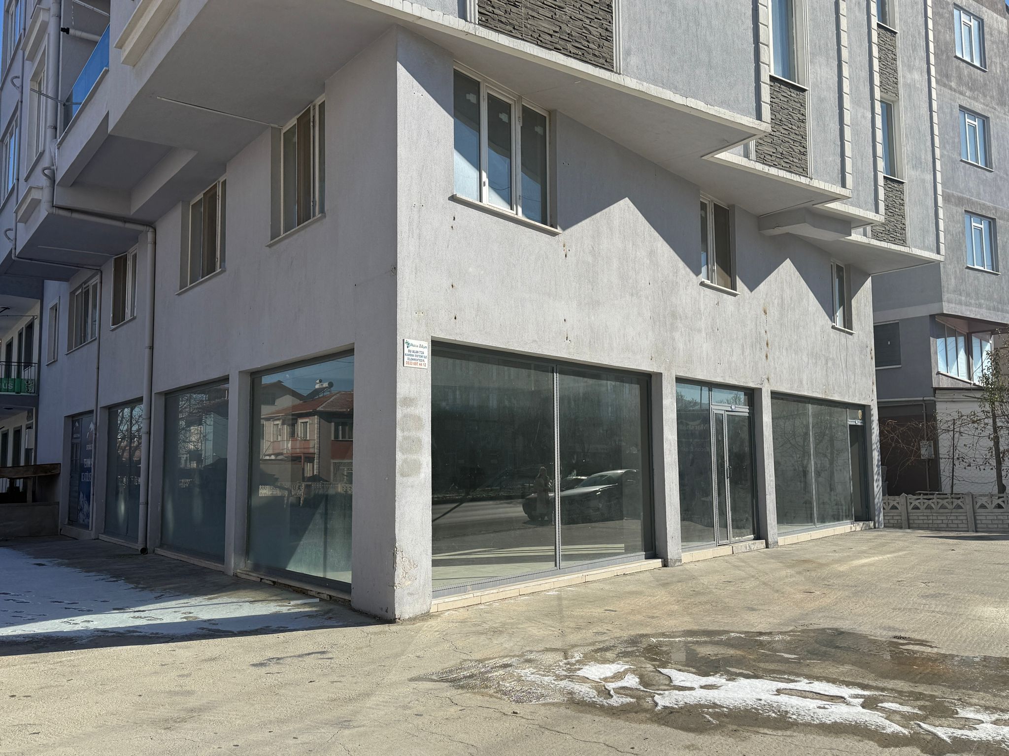 KARŞIYAKADA GENİŞ KİRALIK DÜKKAN