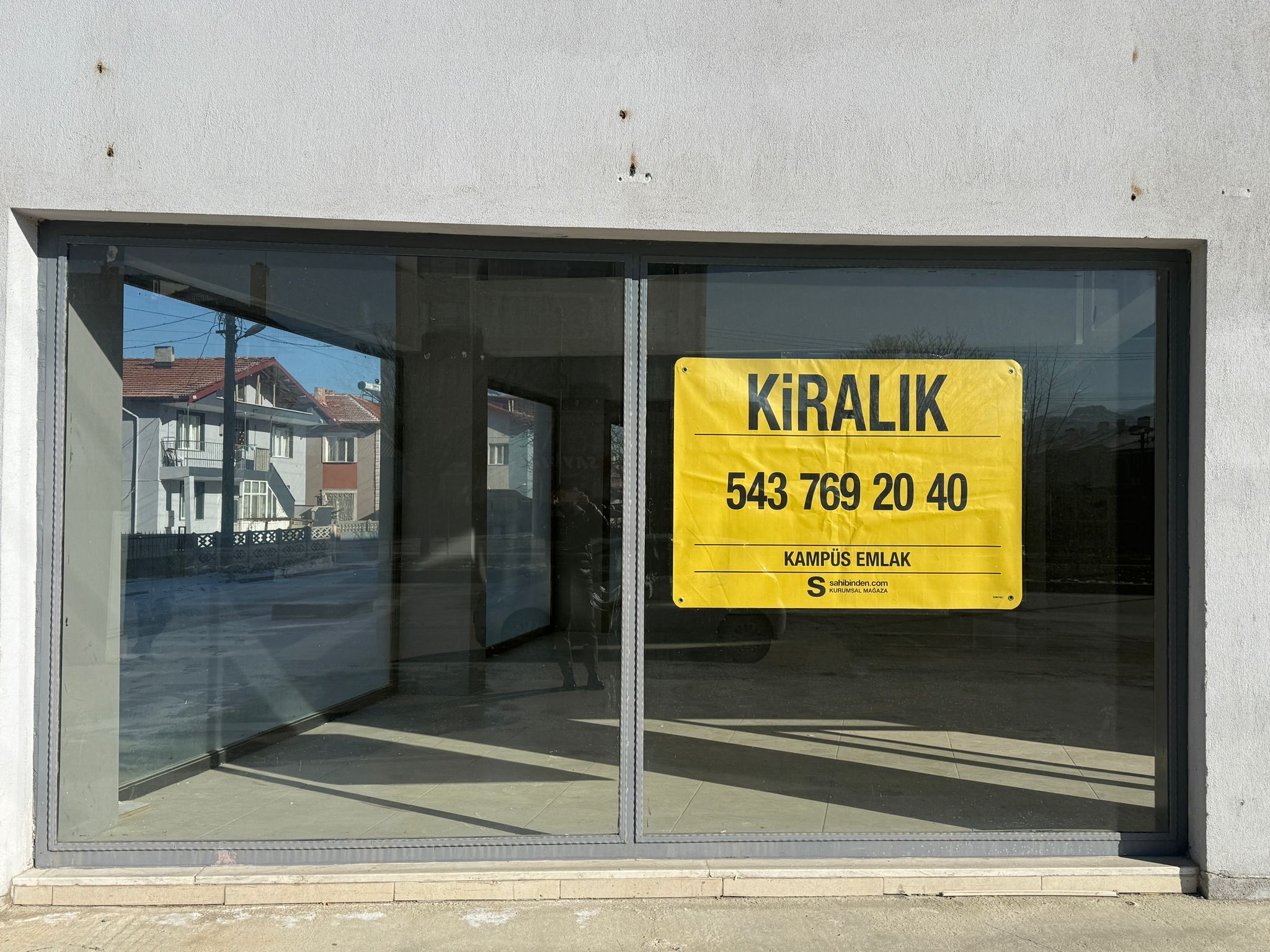 KARŞIYAKADA GENİŞ KİRALIK DÜKKAN