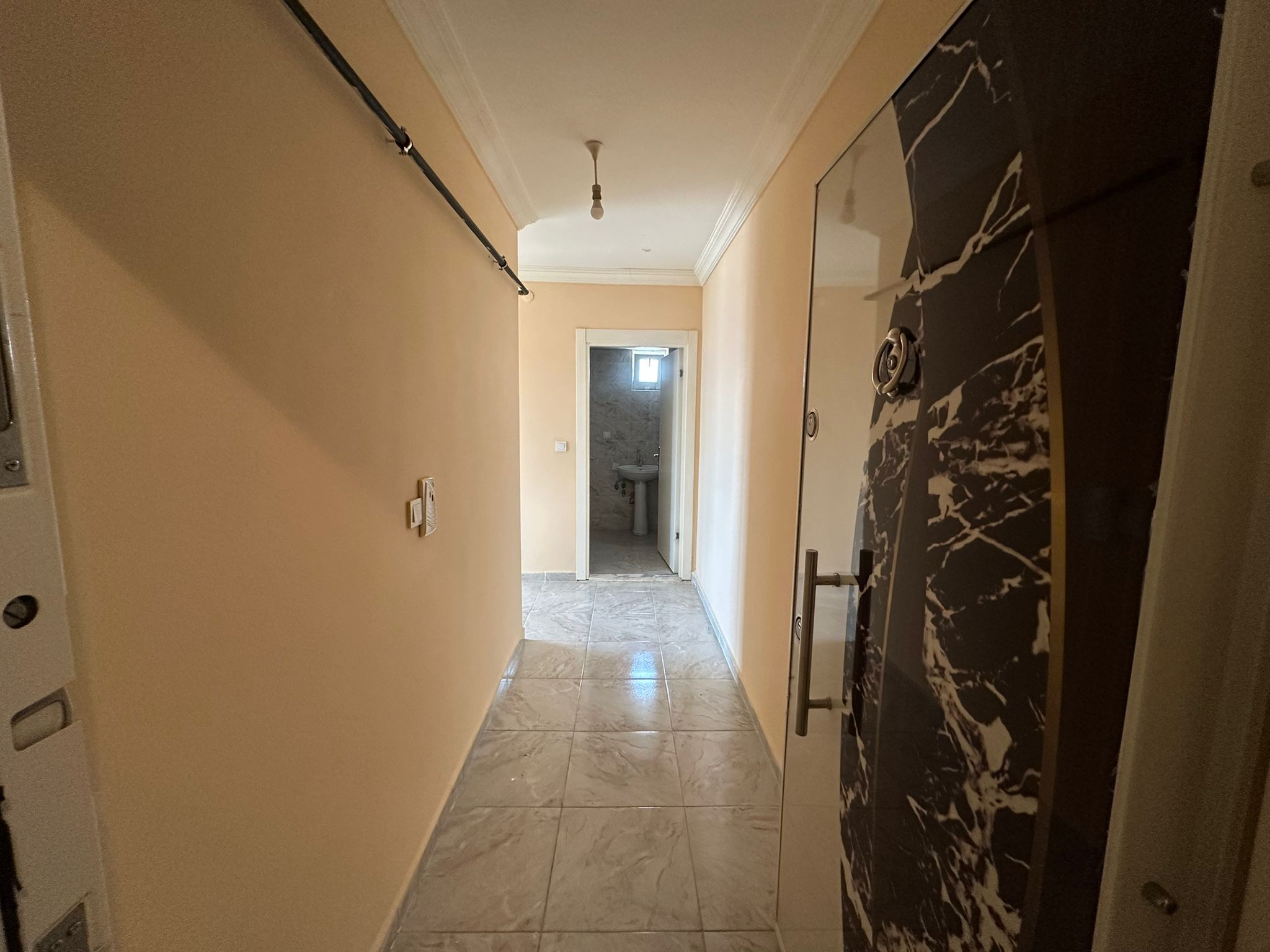 ERENLERDE MERKEZİ KONUMDA GENİŞ 2+0 KİRALIK DAİRE