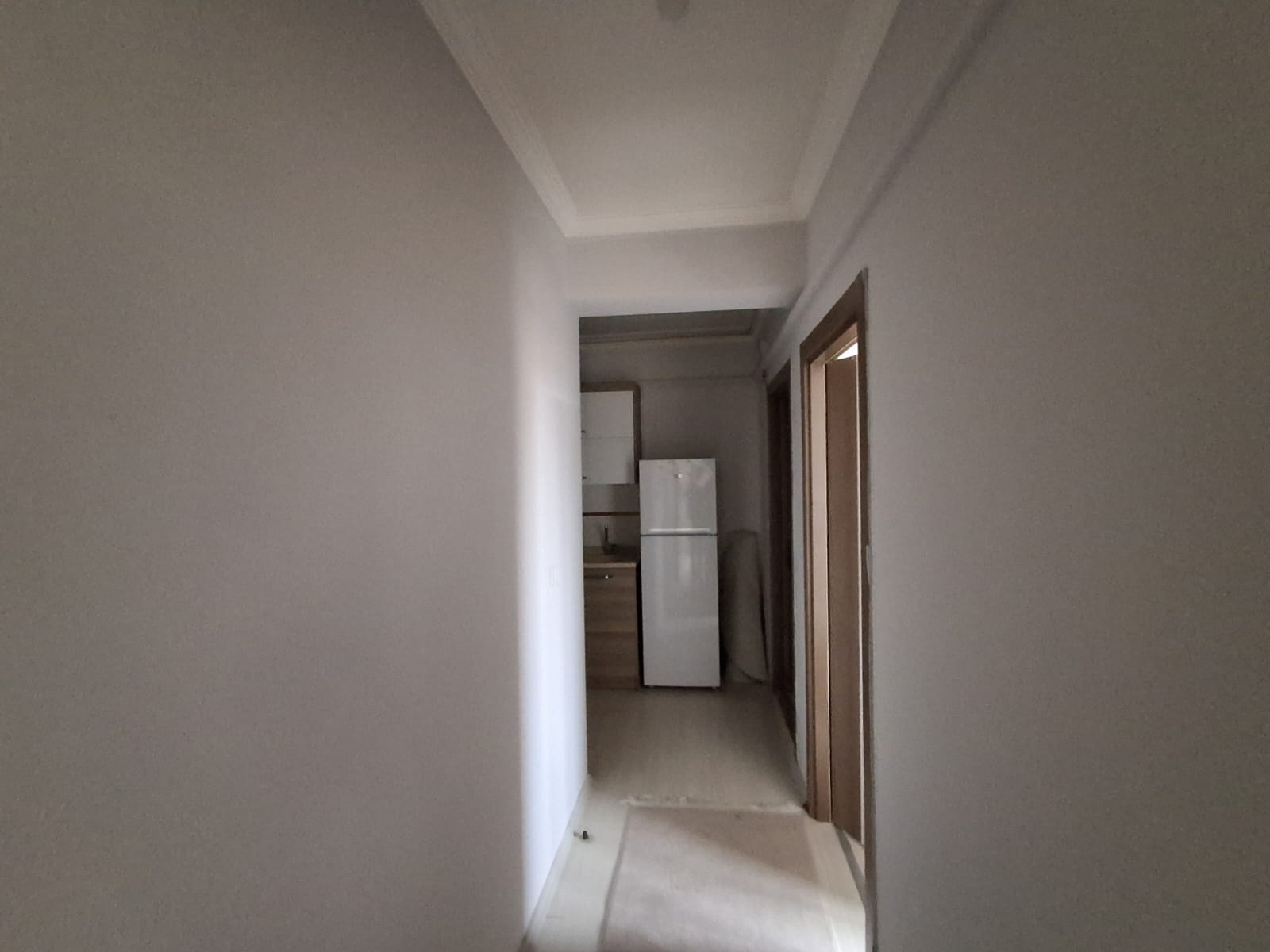 ERENLERDE EMNİYET KARAKOLU KARŞISINDA MERKEZİ KONUMDA 2+0 KİRALIK DAİRE