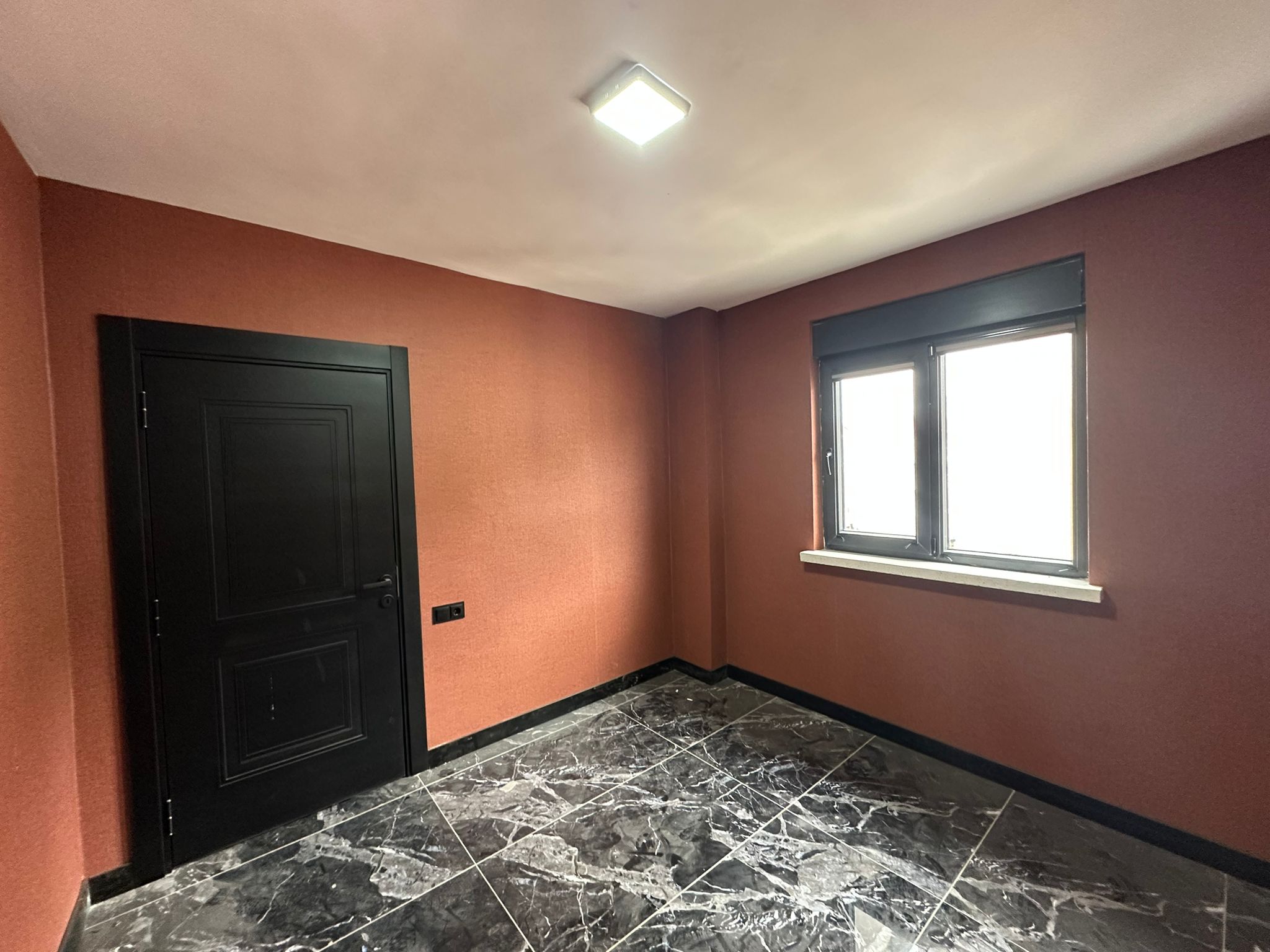 ERENLERDE YENİ YAPILI 2+0 LÜX SATILIK DAİRE