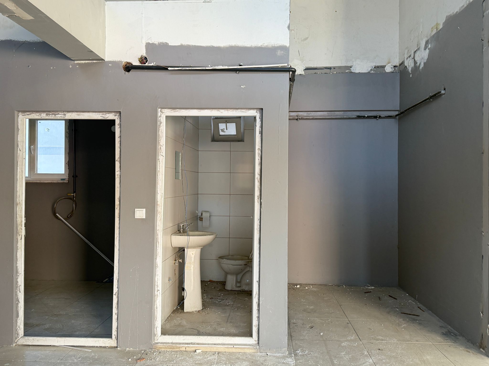 KARŞIYAKADA GENİŞ KİRALIK DÜKKAN