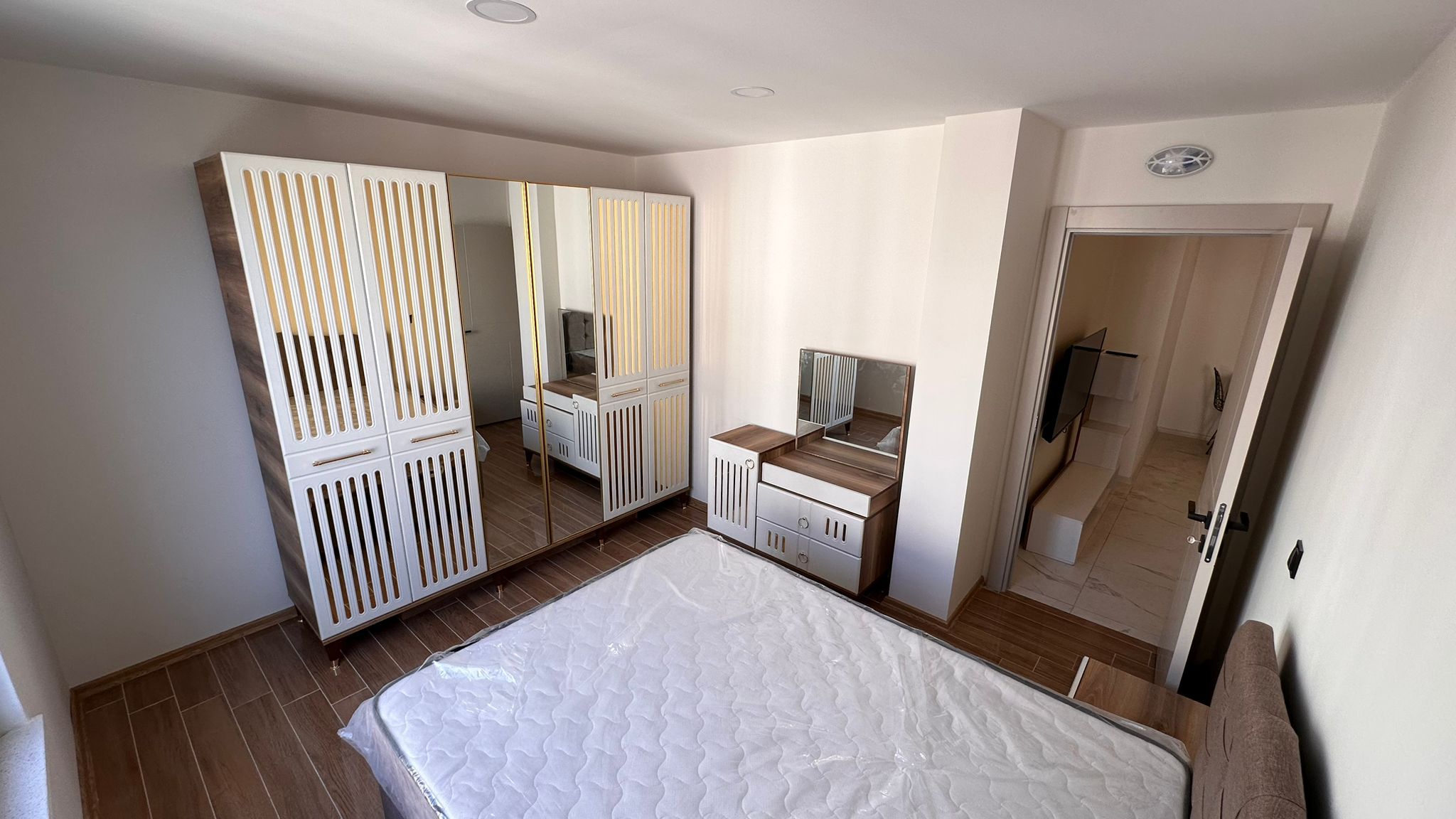 ERENLERDE LÜKS 2+1 MERKEZİ KONUMDA KİRALIK DAİRE