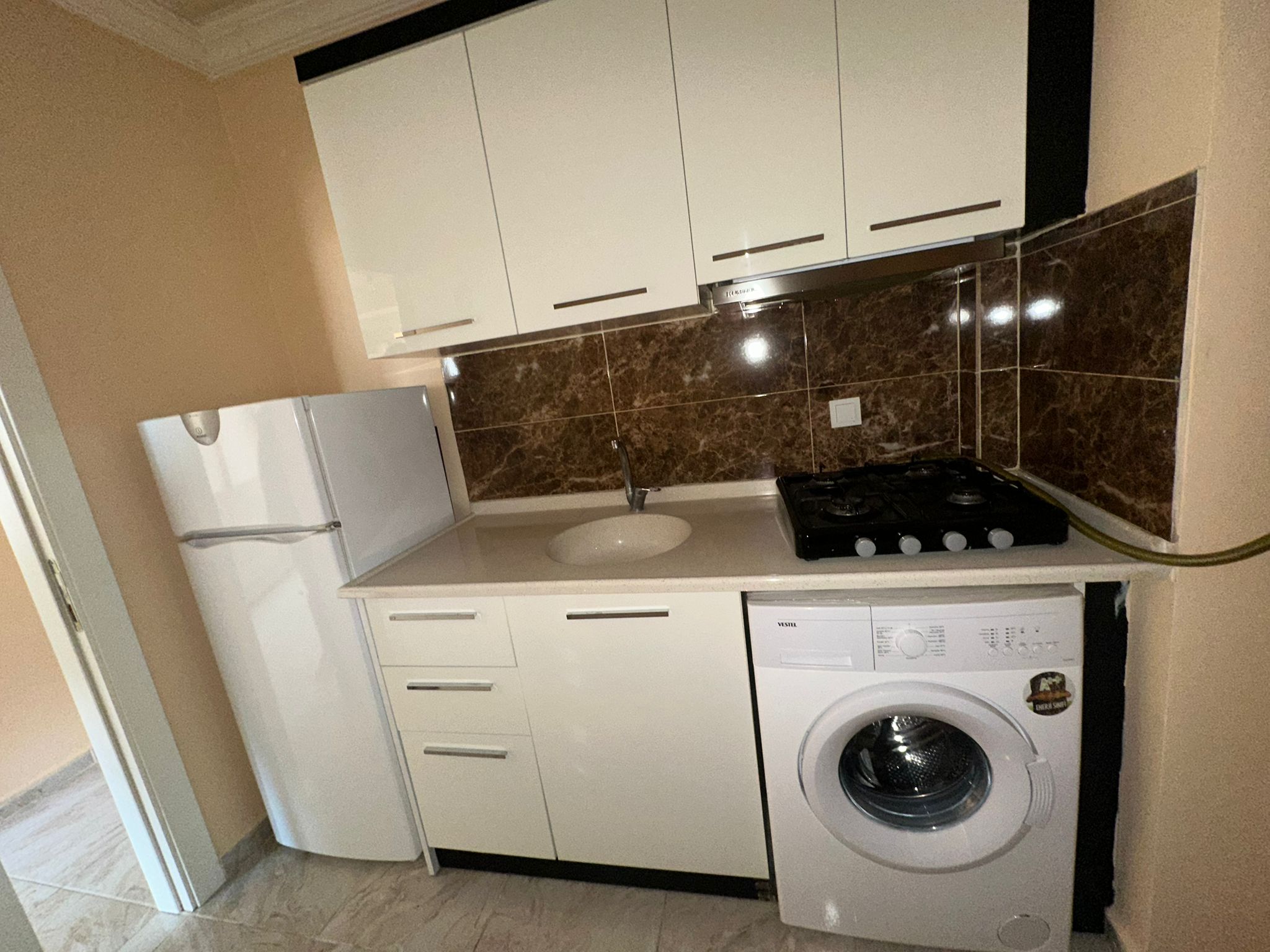 ERENLERDE MERKEZİ KONUMDA GENİŞ 2+0 KİRALIK DAİRE