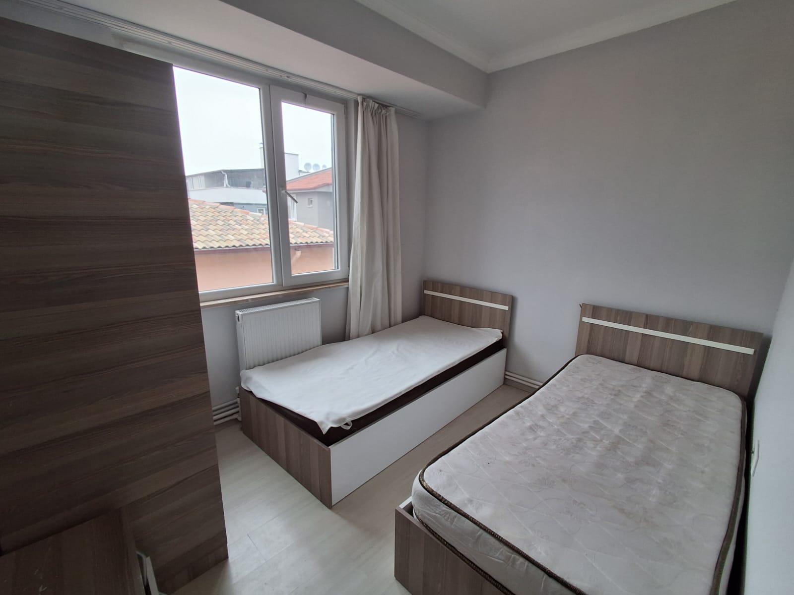 ERENLERDE EMNİYET KARAKOLU KARŞISINDA MERKEZİ KONUMDA 2+0 KİRALIK DAİRE