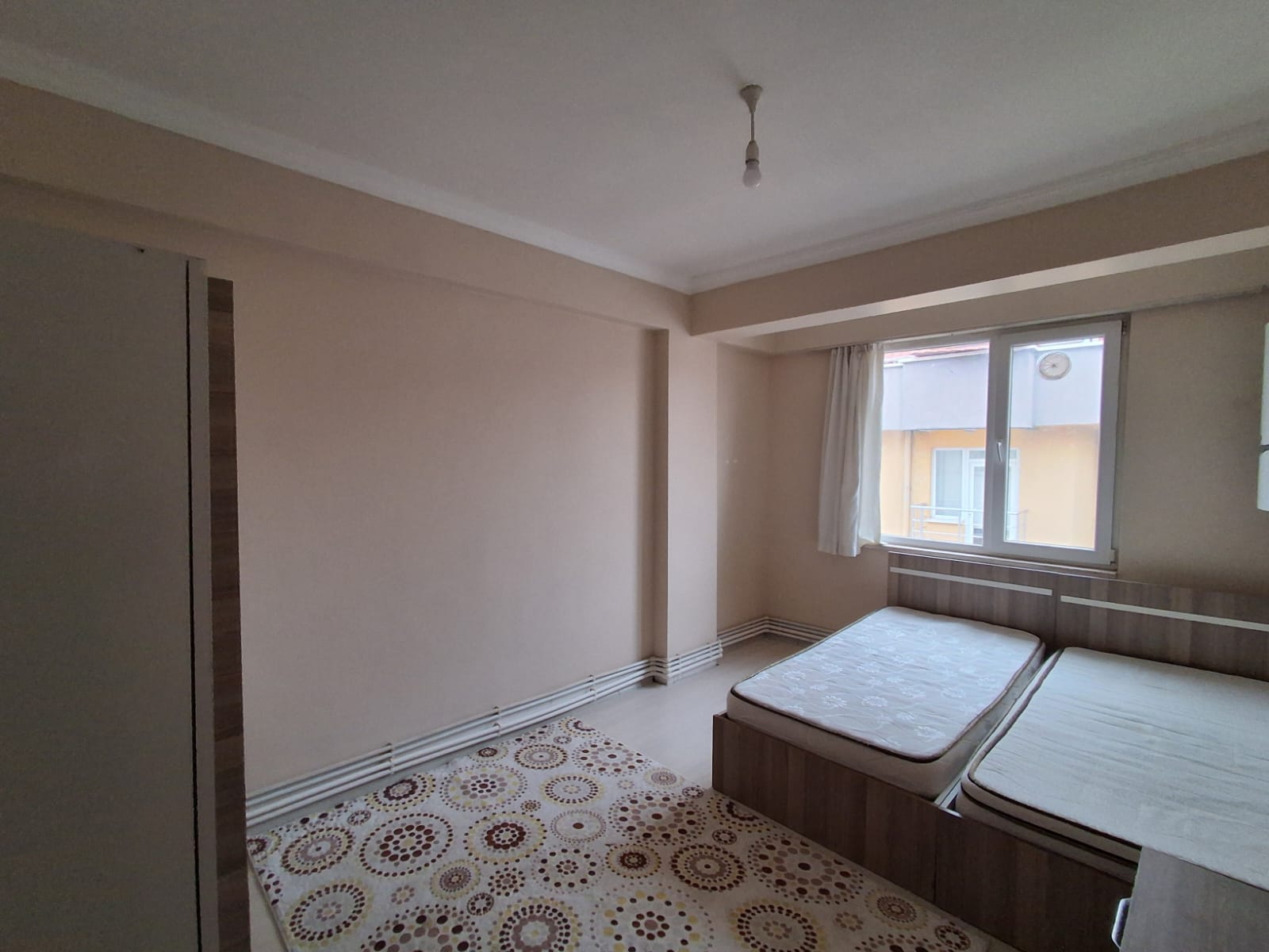 ERENLERDE EMNİYET KARAKOLU KARŞISINDA 2+0 GENİŞ KİRALIK DAİRE