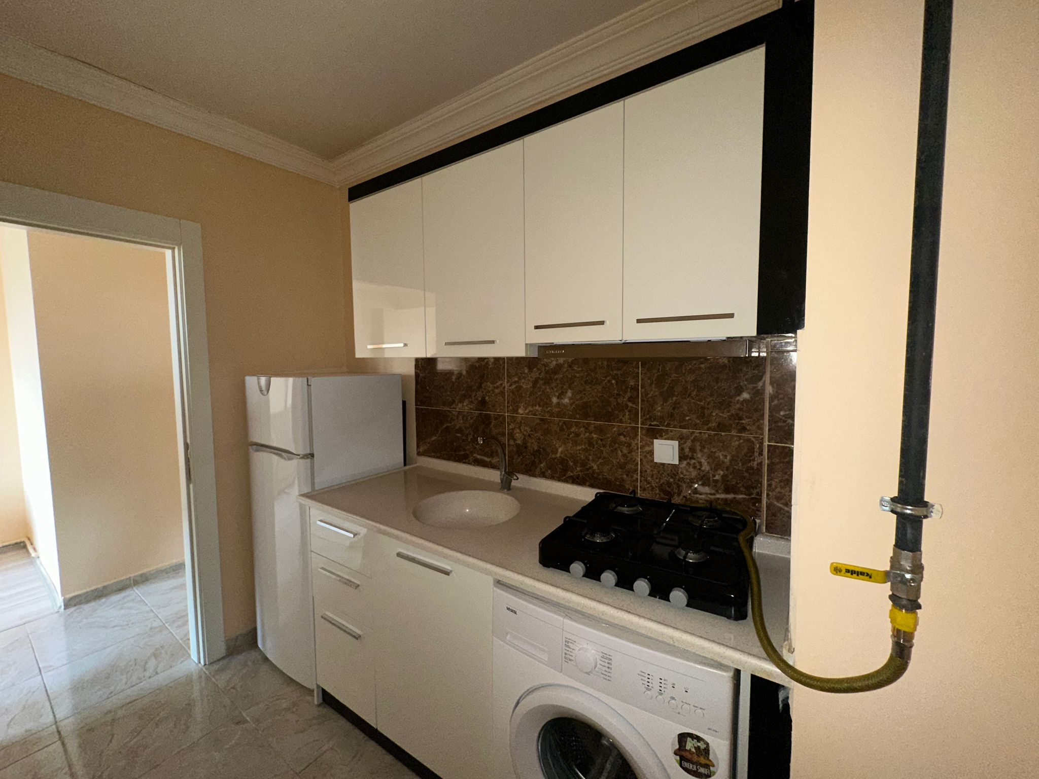 ERENLERDE MERKEZİ KONUMDA GENİŞ 2+0 KİRALIK DAİRE