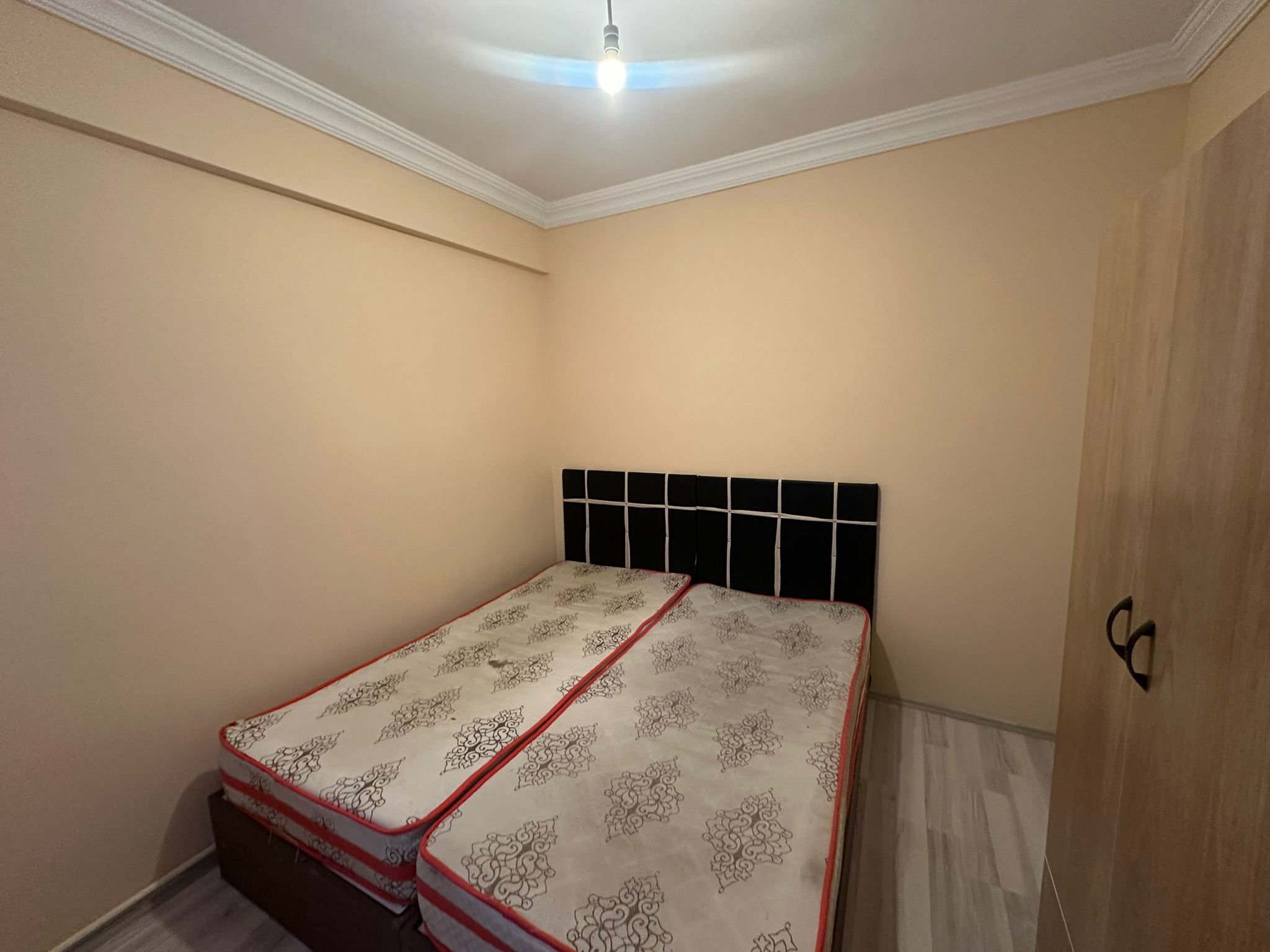 ERENLERDE MERKEZİ KONUMDA 2+0 GENİŞ KİRALIK DAİRE