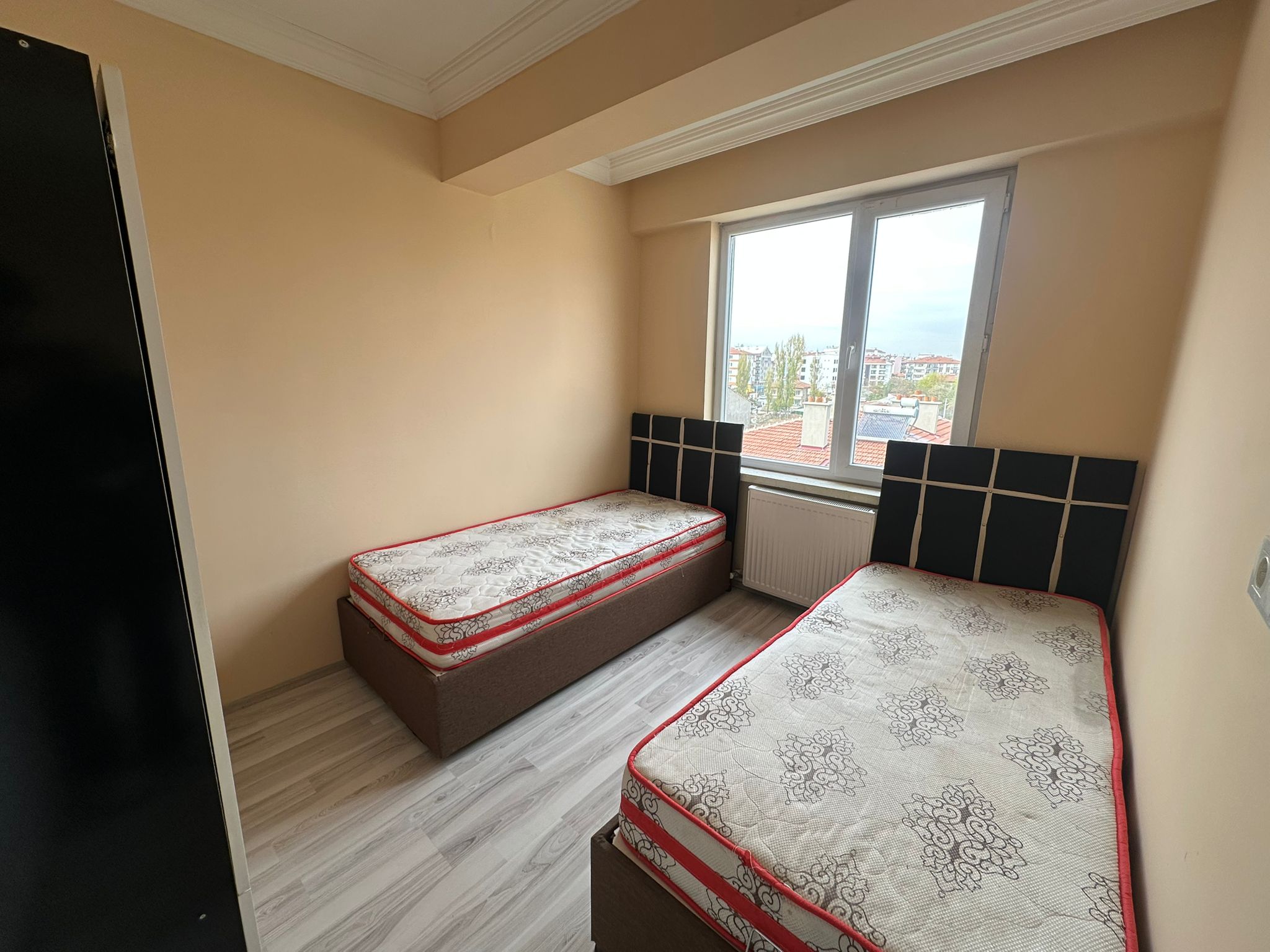 ERENLERDE MERKEZİ KONUMDA GENİŞ 2+0 KİRALIK DAİRE