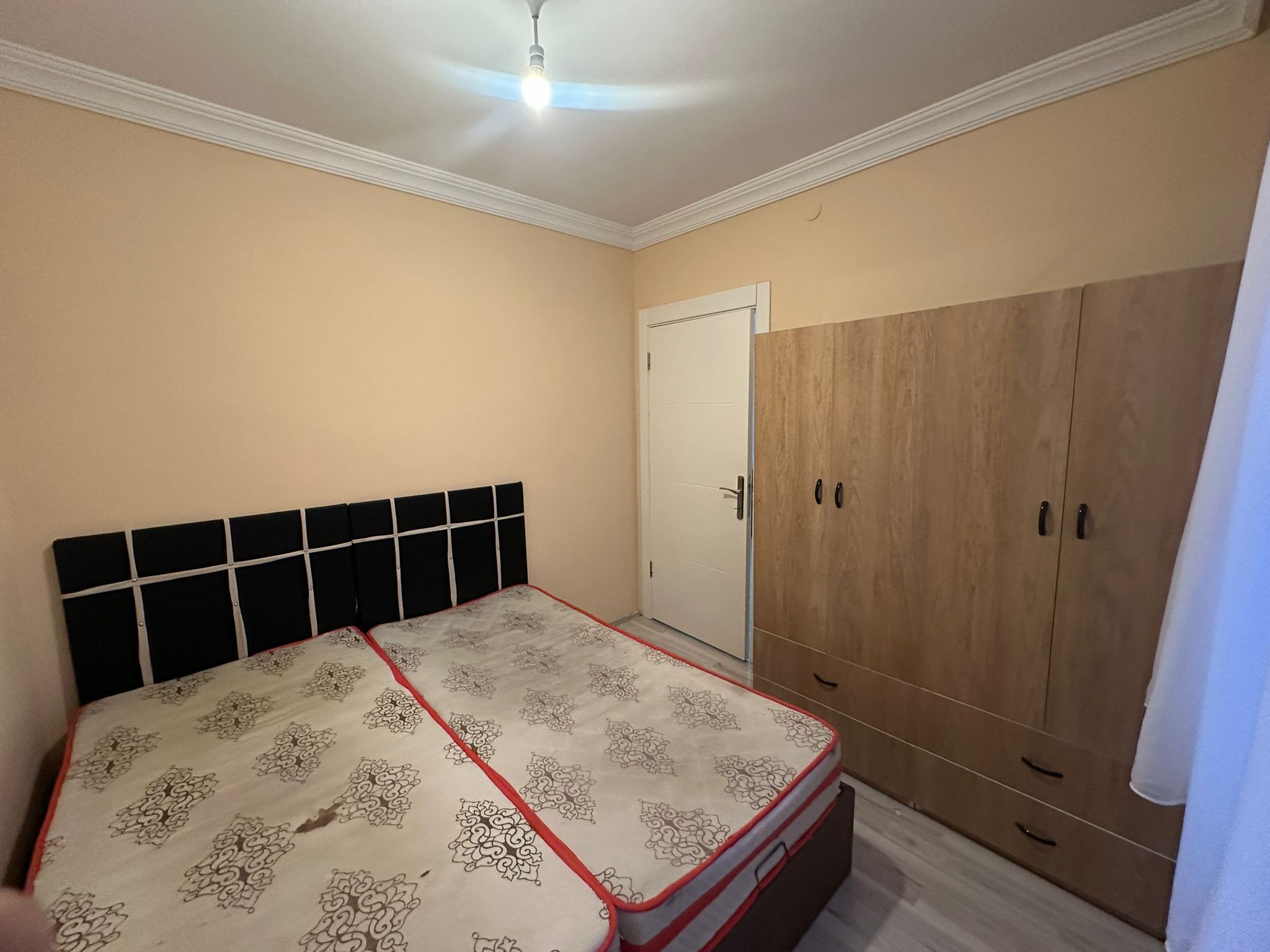 ERENLERDE MERKEZİ KONUMDA 2+0 GENİŞ KİRALIK DAİRE