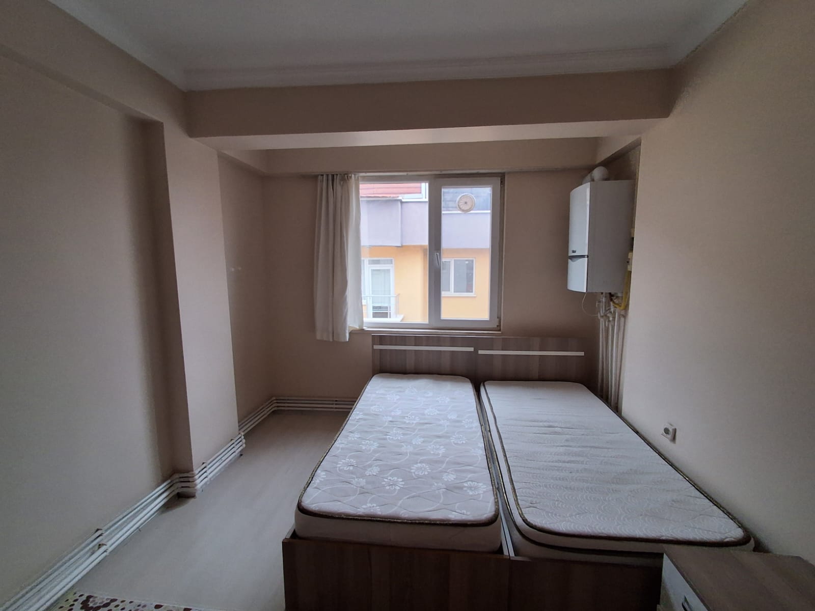 ERENLERDE EMNİYET KARAKOLU KARŞISINDA 2+0 GENİŞ KİRALIK DAİRE