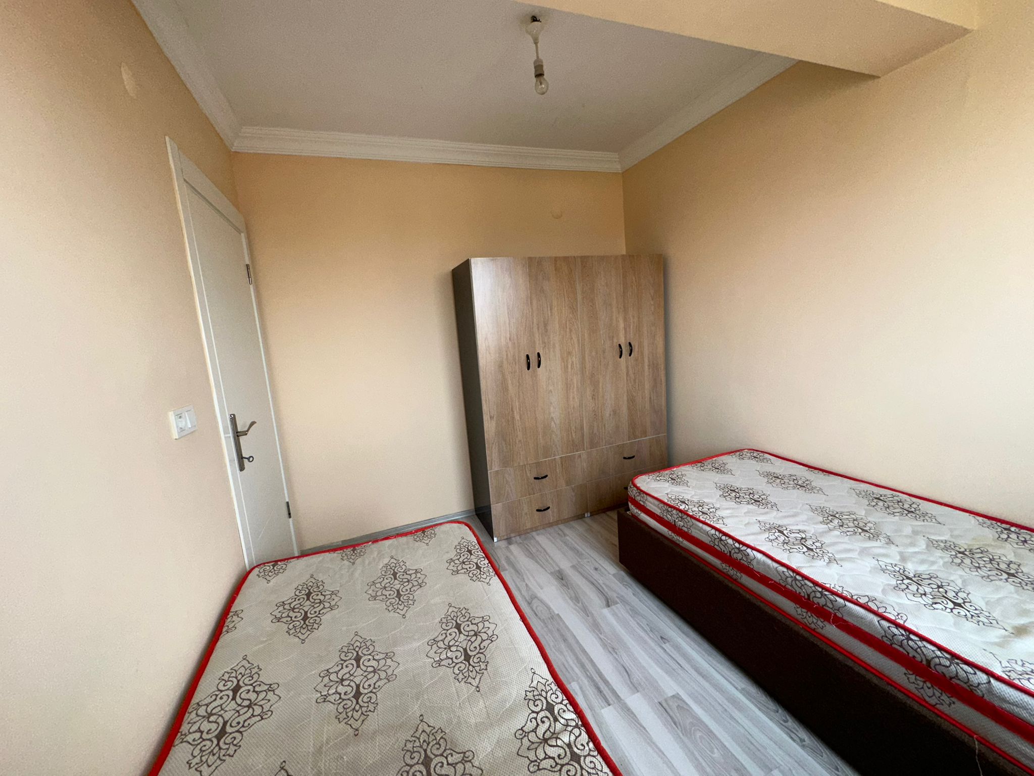 ERENLERDE MERKEZİ KONUMDA GENİŞ 2+0 KİRALIK DAİRE