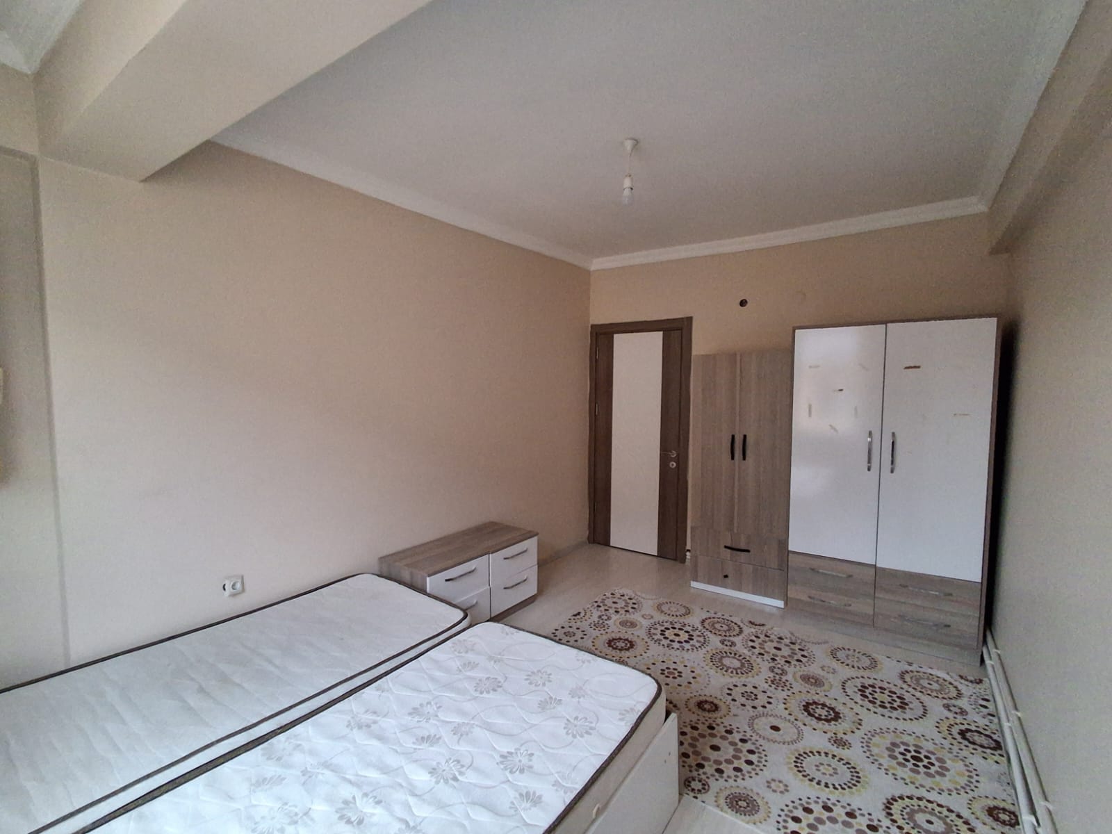 ERENLERDE EMNİYET KARAKOLU KARŞISINDA 2+0 GENİŞ KİRALIK DAİRE