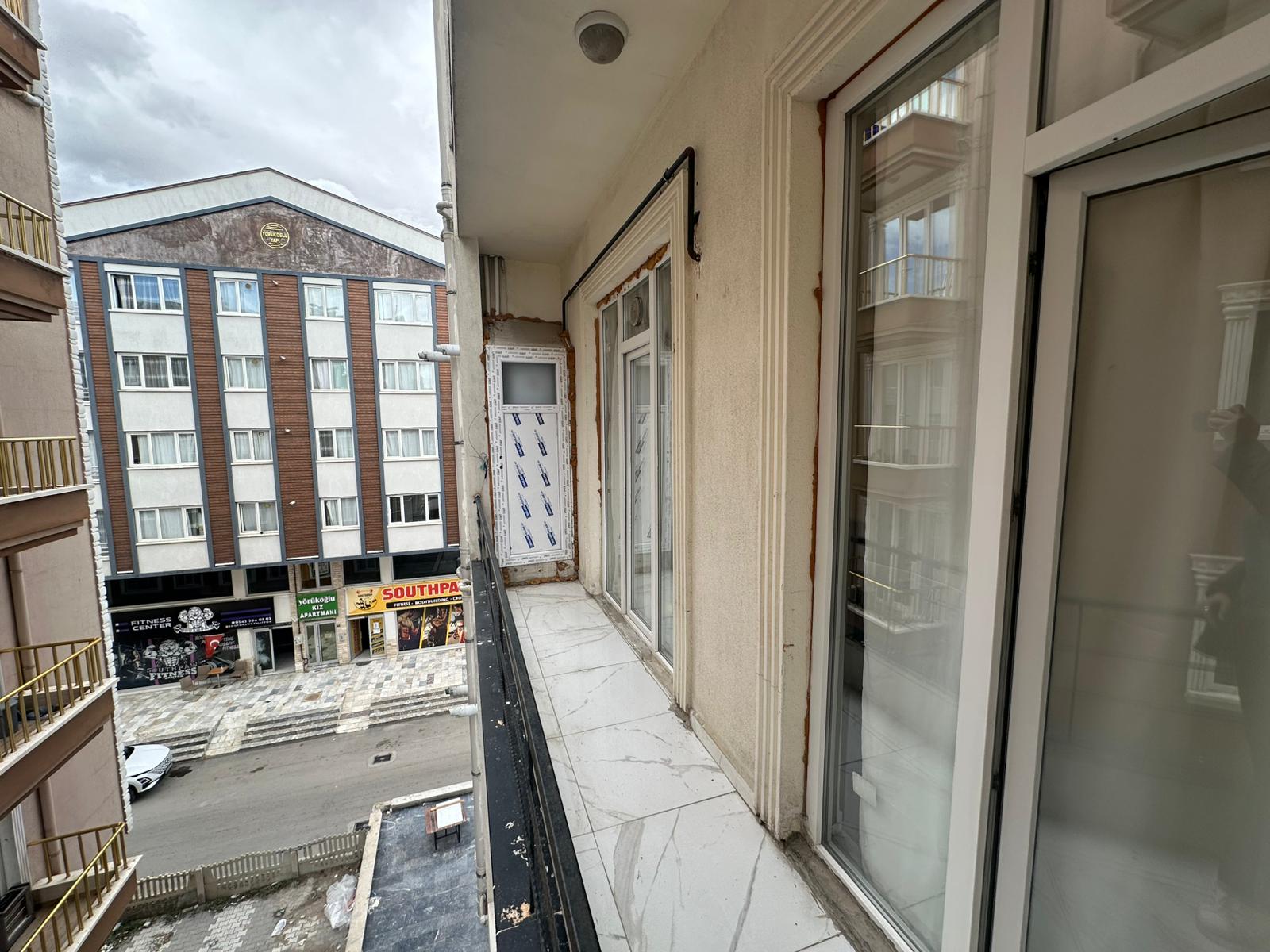 ERENLERDE MERKEZİ KONUMDA 2+0 SATILIK DAİRE