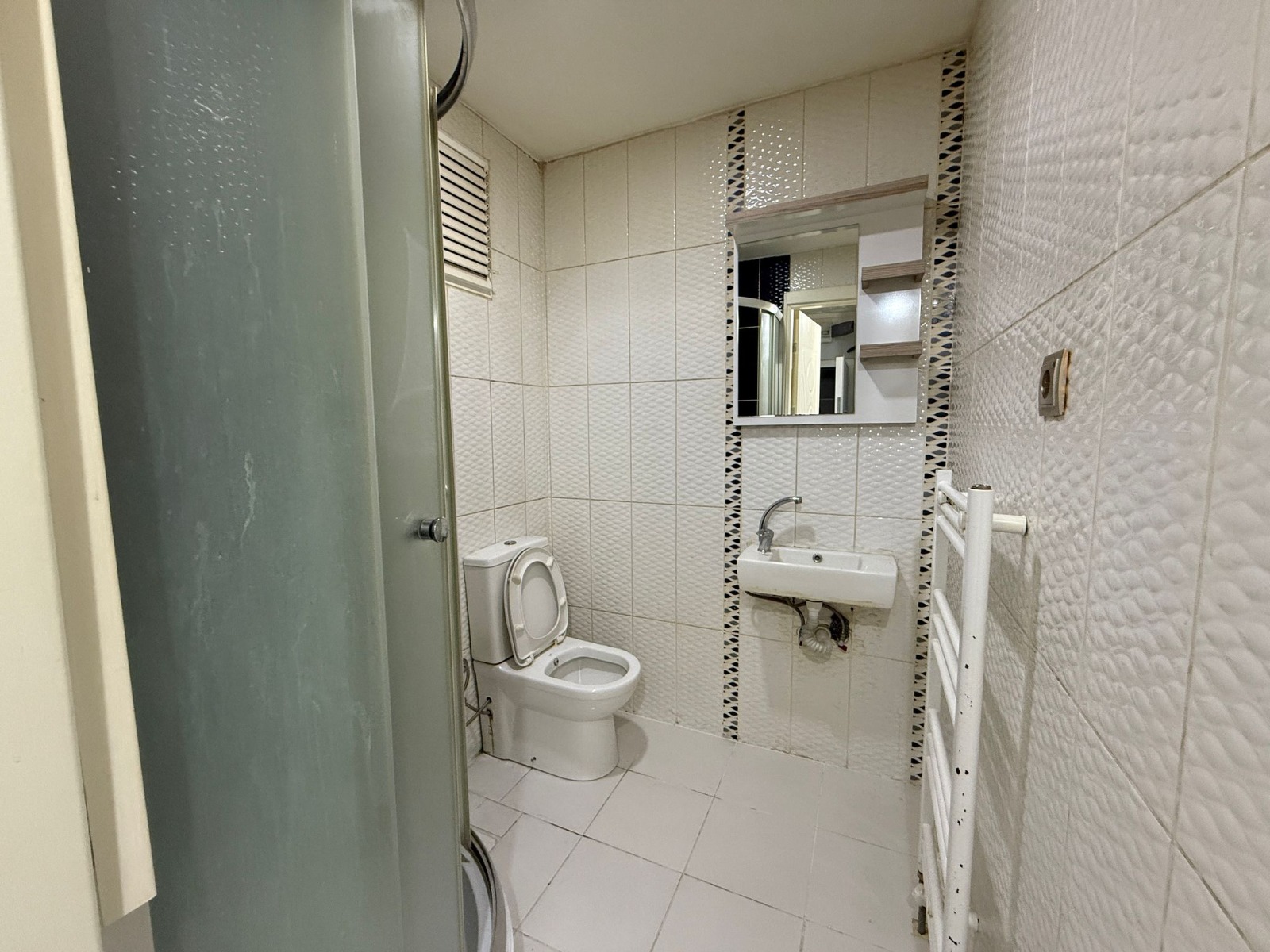 ERENLERDE MERKEZİ KONUMDA UYGUN FİYATLI 2+0 SATILIK DAİRE