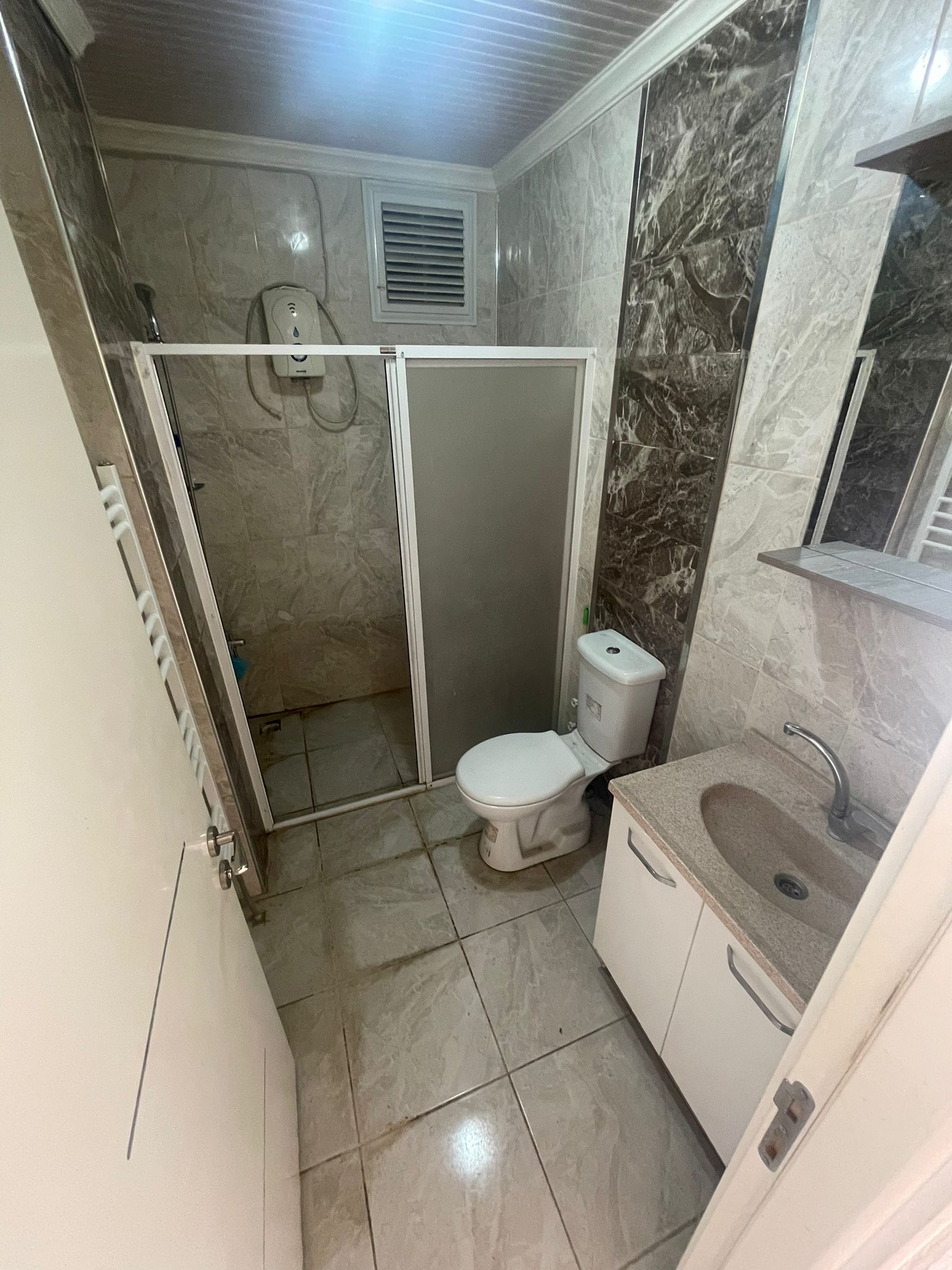 ERENLERDE 1+1 MERKEZİ KONUMDA KİRALIK DAİRE