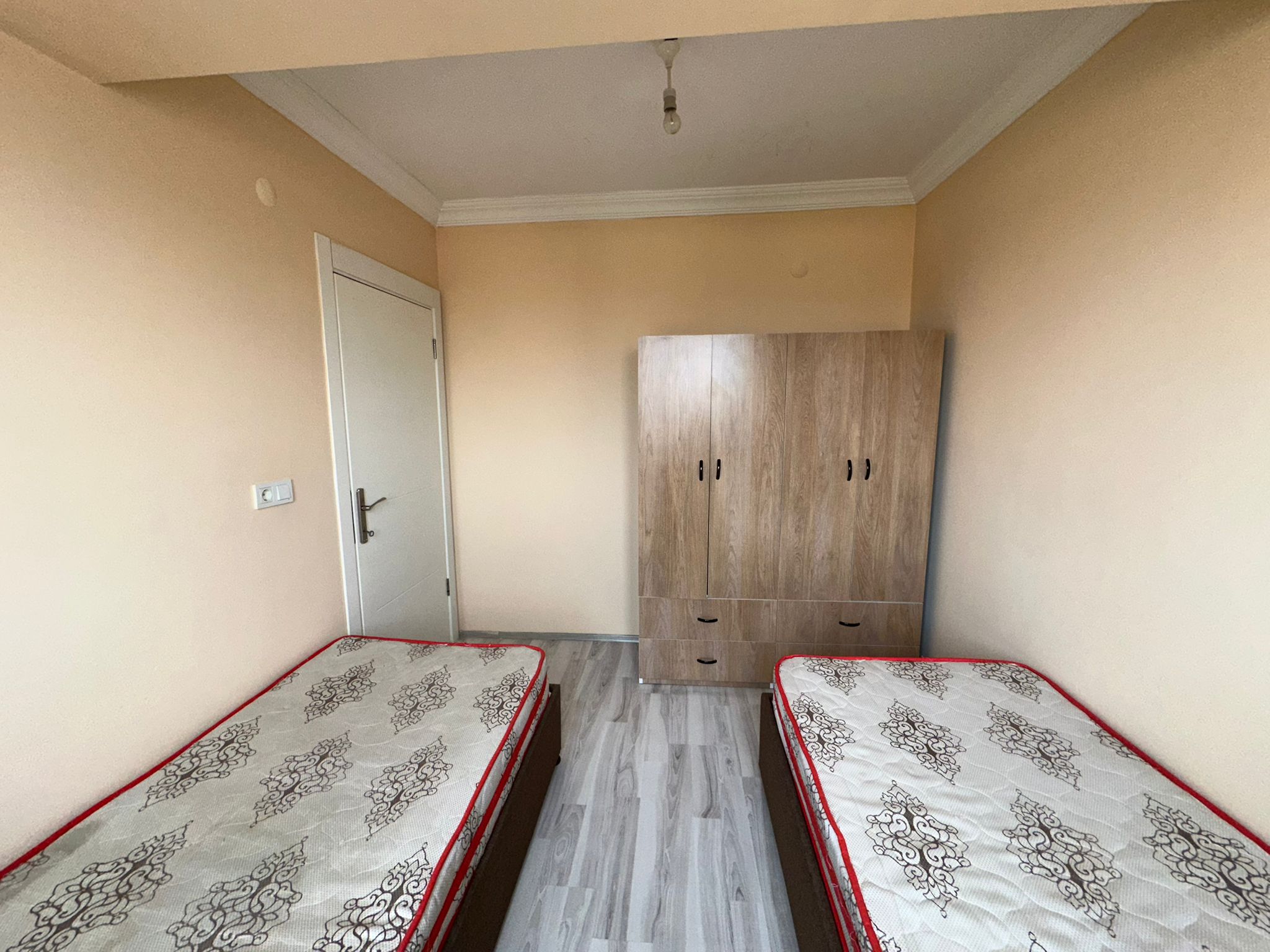 ERENLERDE MERKEZİ KONUMDA GENİŞ 2+0 KİRALIK DAİRE