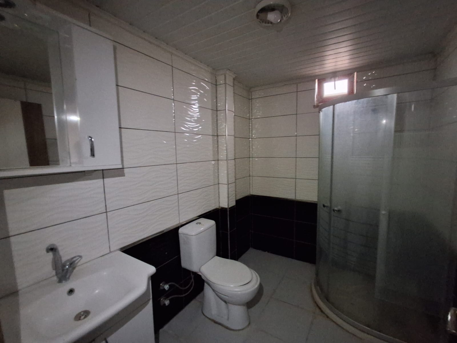 ERENLERDE EMNİYET KARAKOLU KARŞISINDA MERKEZİ KONUMDA 2+0 KİRALIK DAİRE