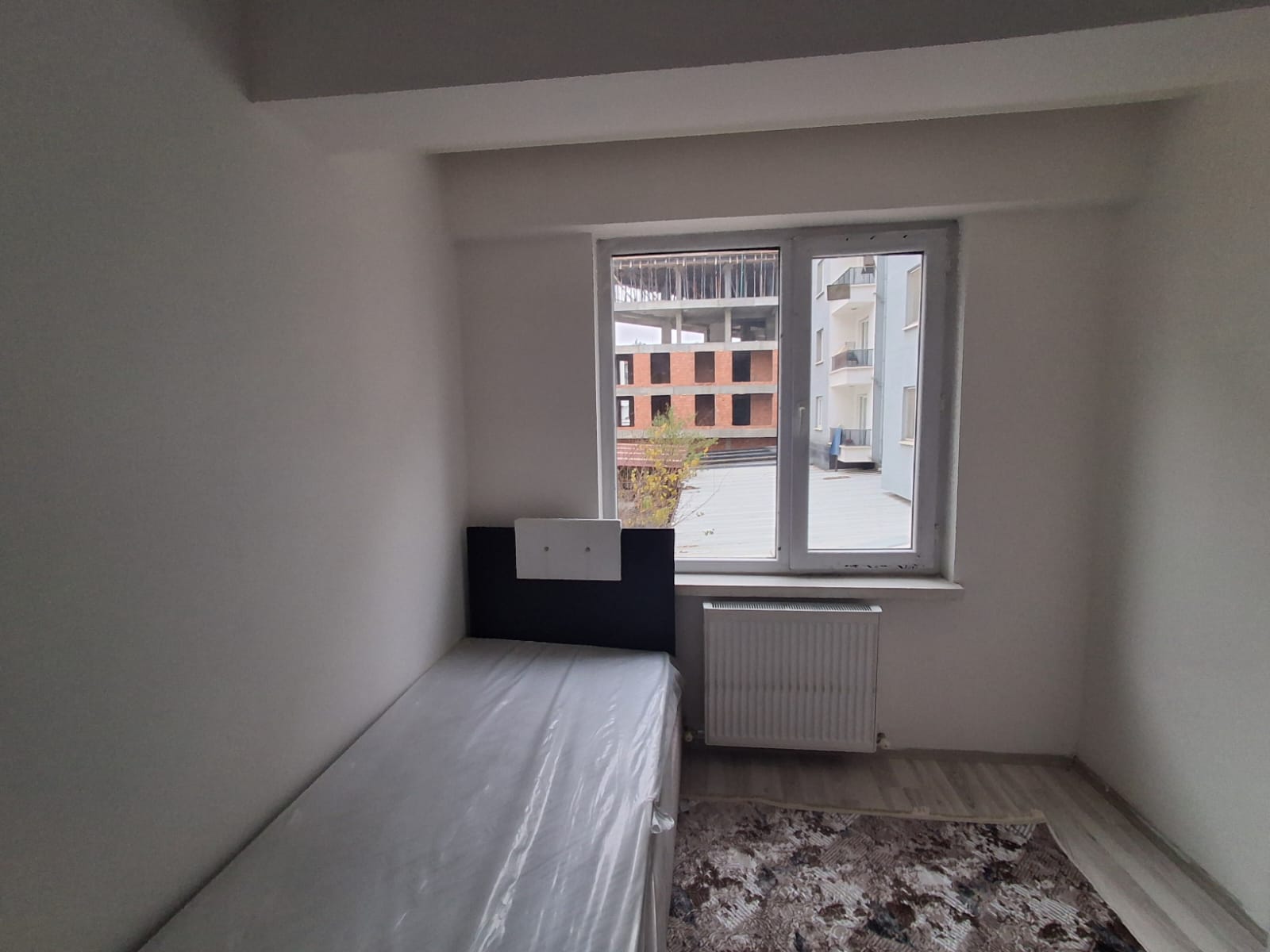 ERENLERDE MERKEZİ KONUMDA 2+0 KİRALIK DAİRE