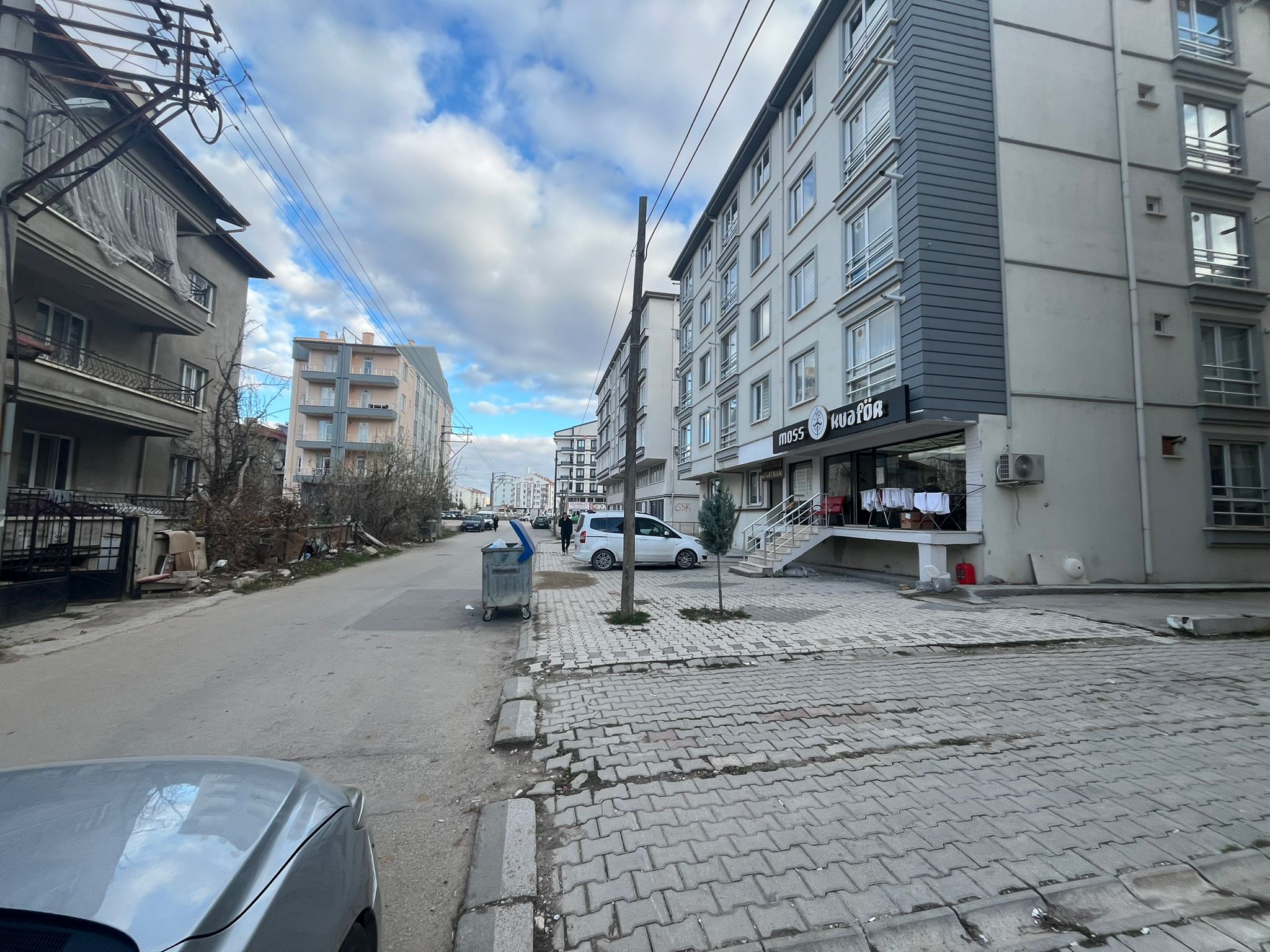 ERENLERDE MERKEZİ KONUMDA 2+0 GENİŞ KİRALIK DAİRE