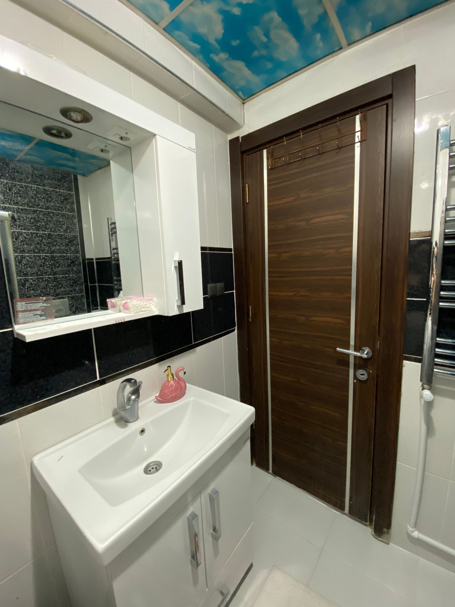 ERENLERDE MERKEZİ KONUMDA GENİŞ 2+0 SATILIK DAİRE