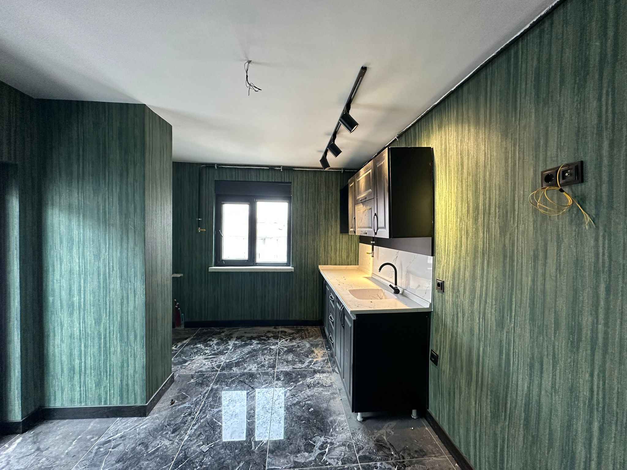 ERENLERDE YENİ YAPILI 2+0 LÜX SATILIK DAİRE