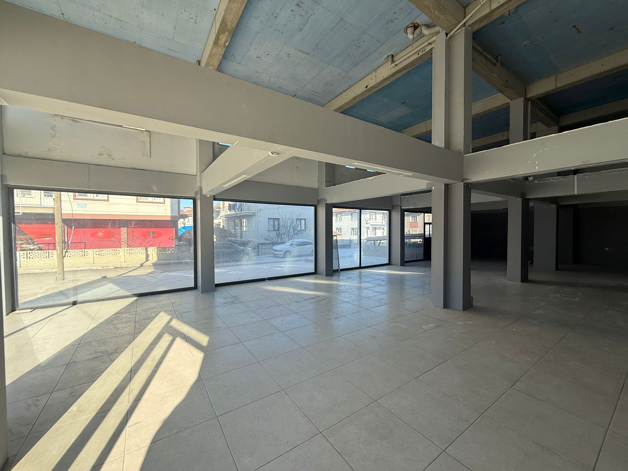 KARŞIYAKADA GENİŞ KİRALIK DÜKKAN