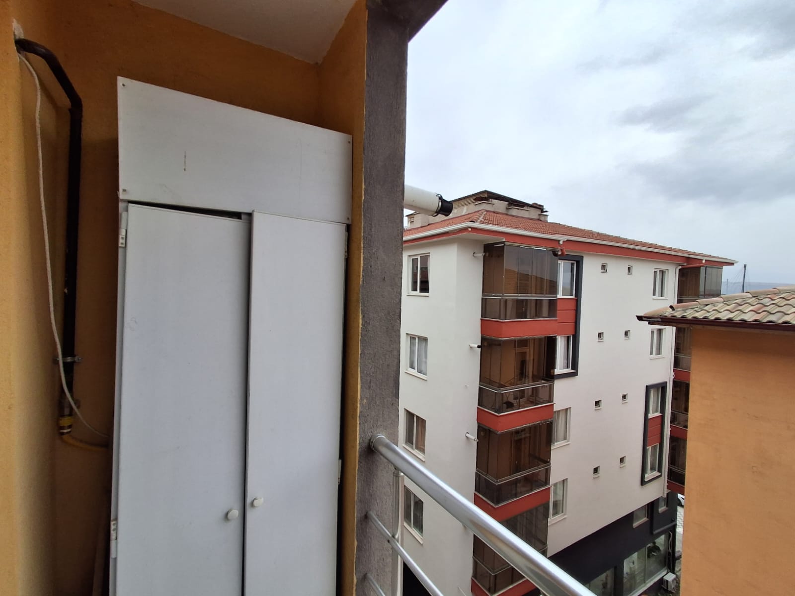 ERENLERDE 2+0 SEVGİ YOLUNDA MERKEZİ KONUMDA KİRALIK DAİRE