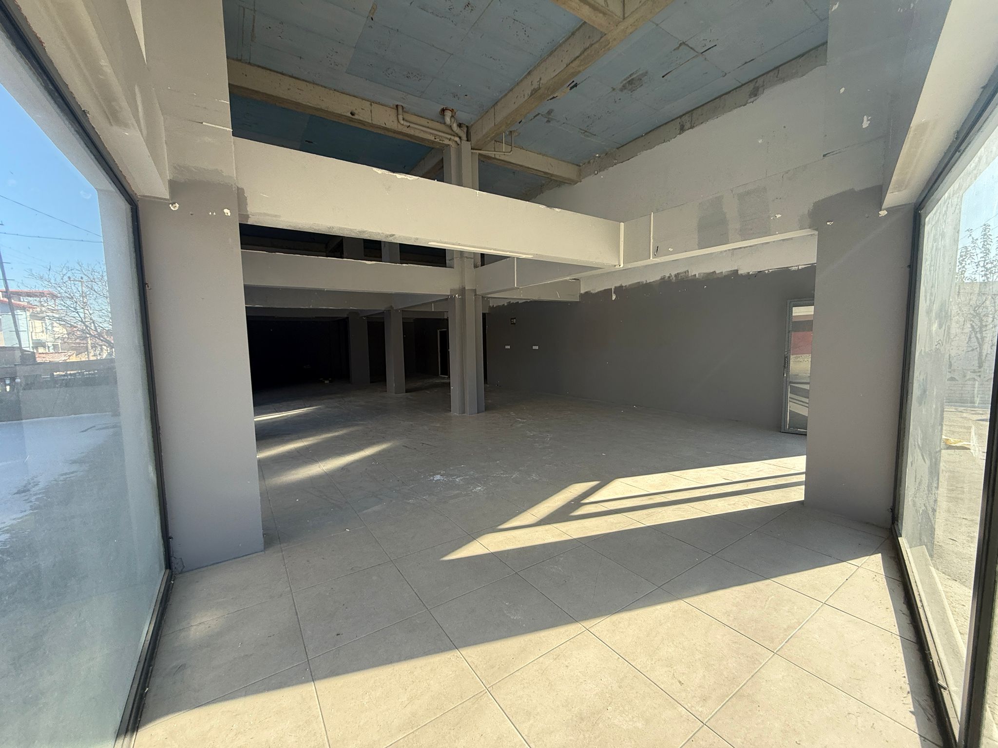 KARŞIYAKADA GENİŞ KİRALIK DÜKKAN