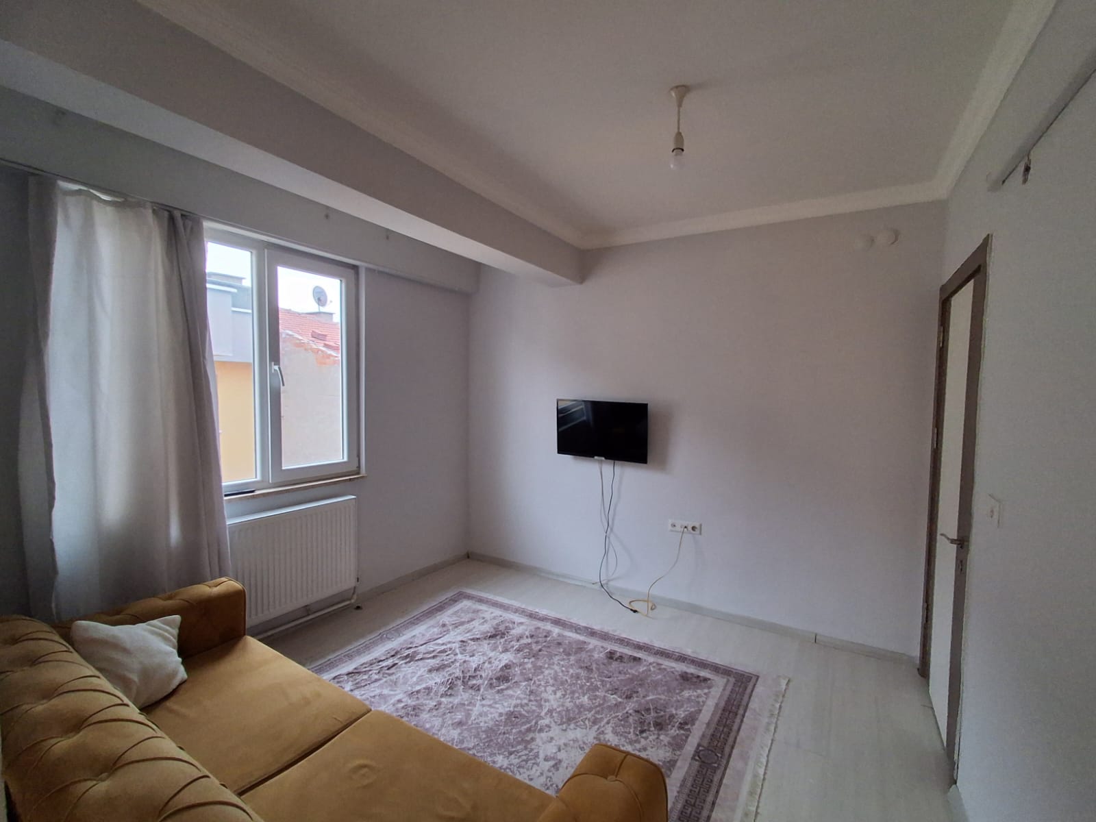 ERENLERDE EMNİYET KARAKOLU KARŞISINDA MERKEZİ KONUMDA 2+0 KİRALIK DAİRE