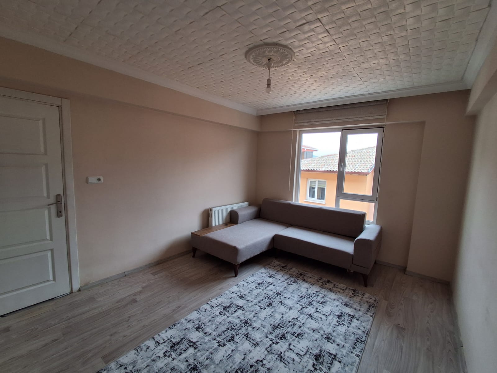 ERENLERDE 2+0 SEVGİ YOLUNDA MERKEZİ KONUMDA KİRALIK DAİRE