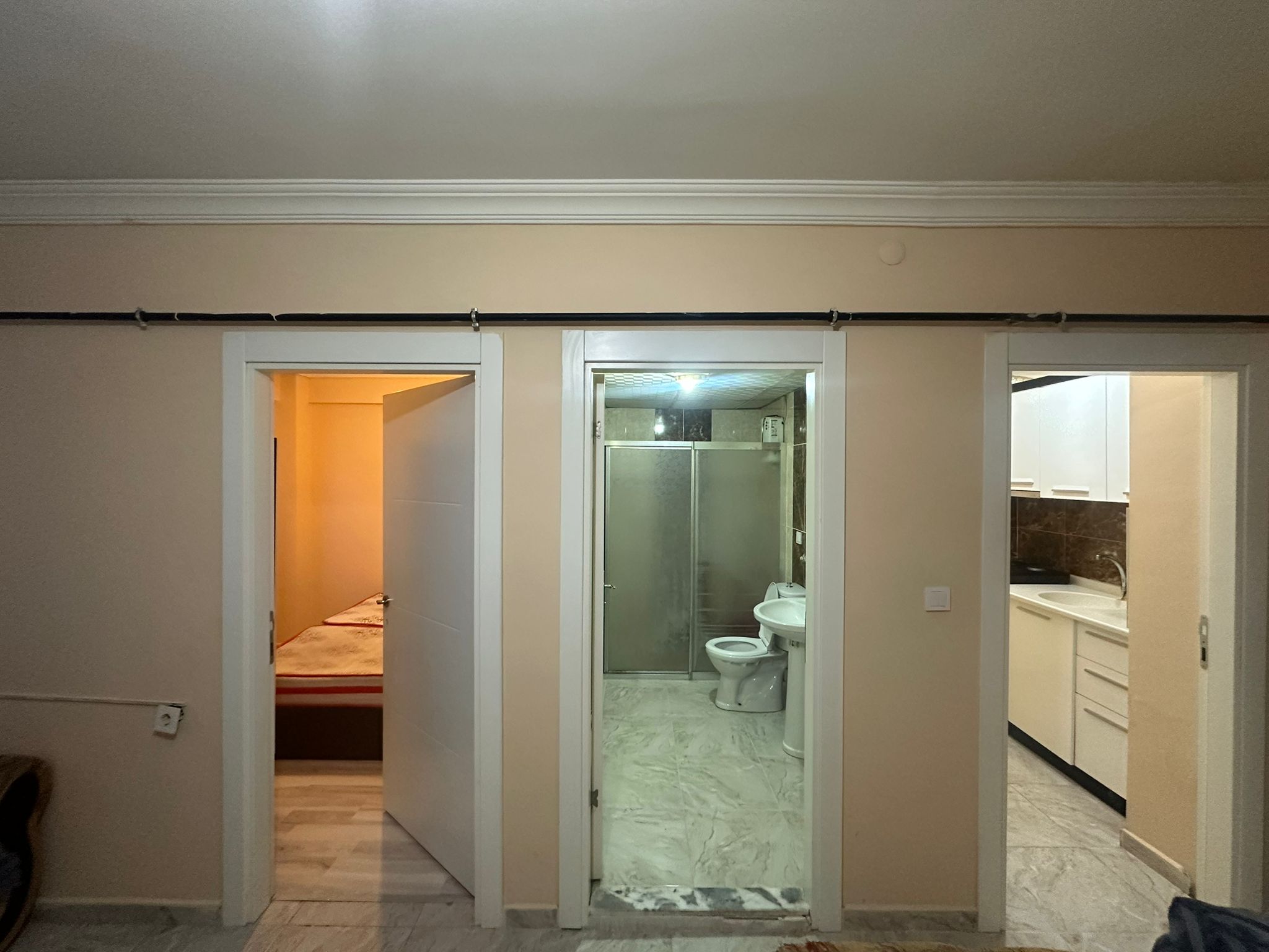 ERENLERDE MERKEZİ KONUMDA 2+0 GENİŞ KİRALIK DAİRE