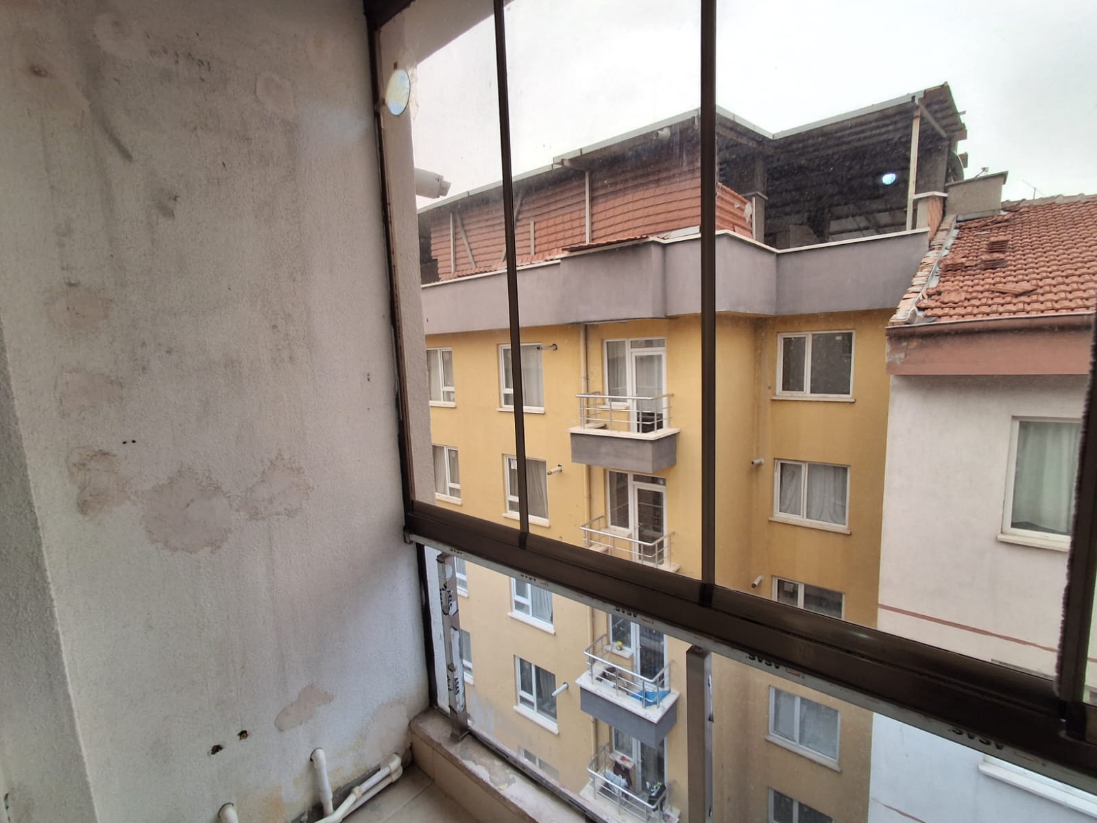 ERENLERDE EMNİYET KARAKOLU KARŞISINDA 2+0 GENİŞ KİRALIK DAİRE