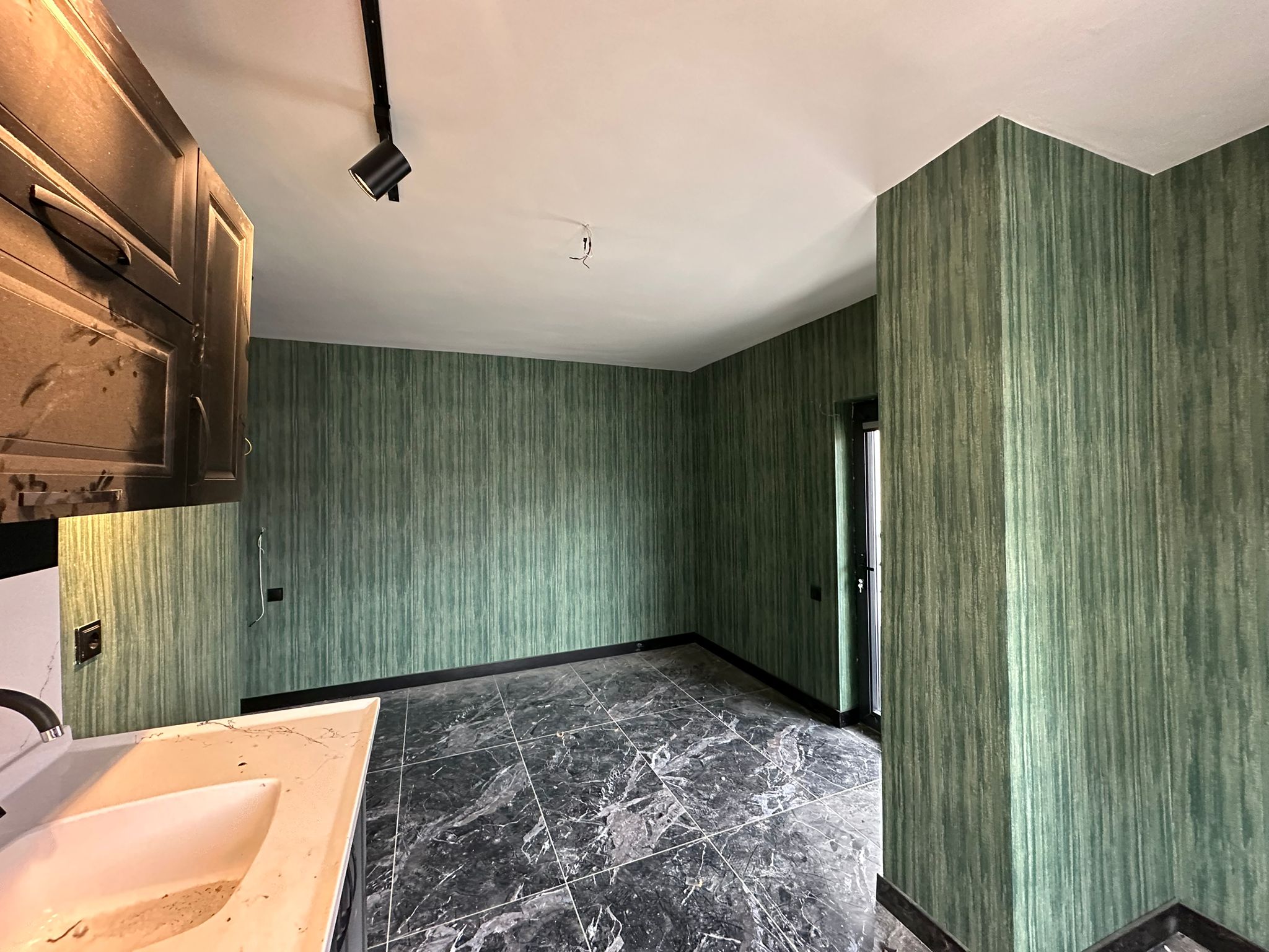 ERENLERDE YENİ YAPILI 2+0 LÜX SATILIK DAİRE