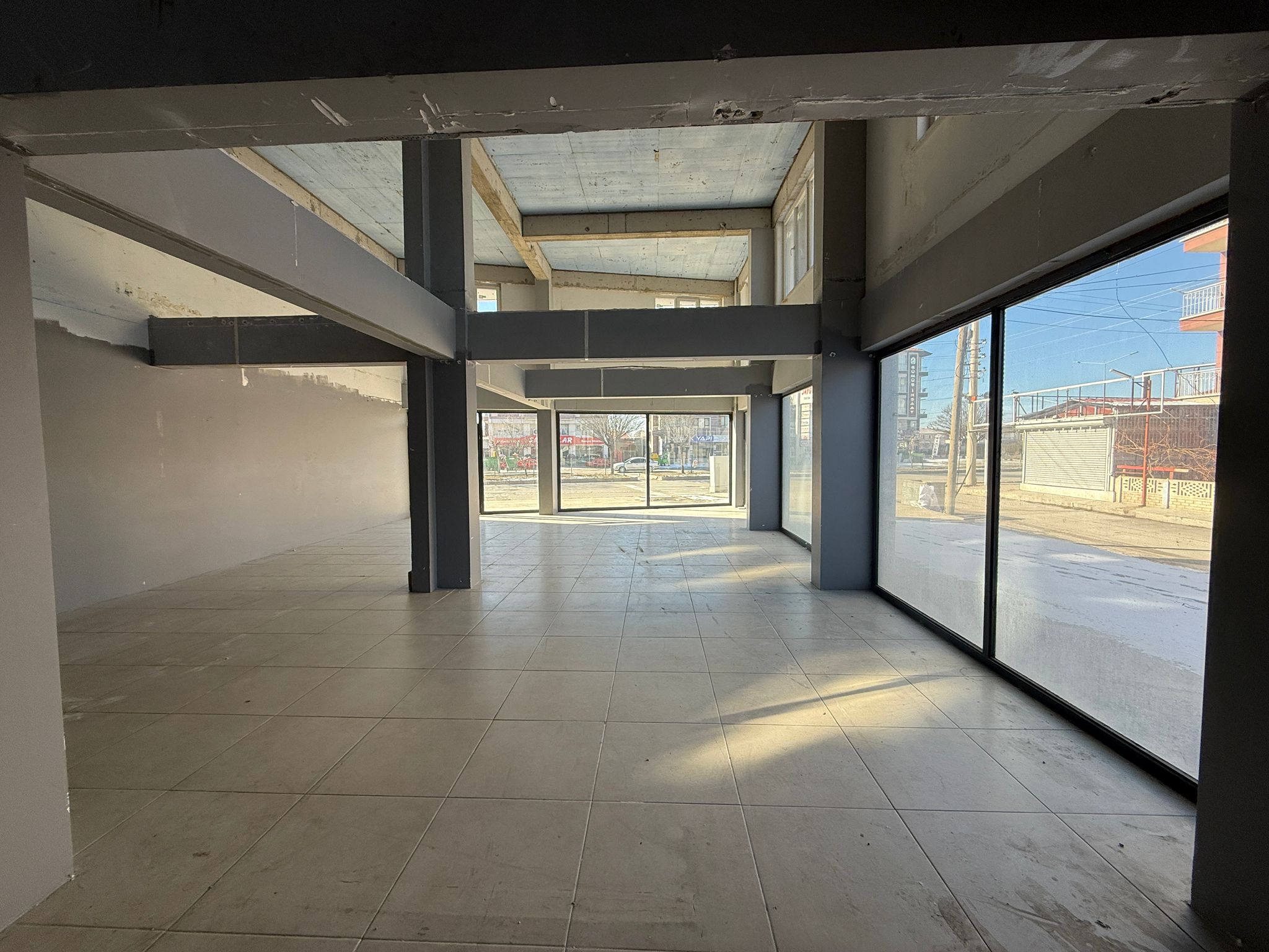 KARŞIYAKADA GENİŞ KİRALIK DÜKKAN