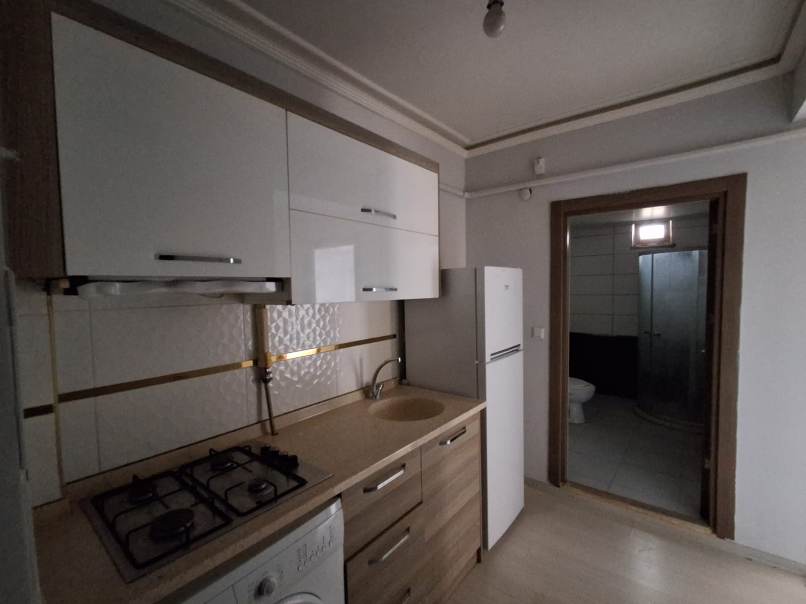 ERENLERDE EMNİYET KARAKOLU KARŞISINDA MERKEZİ KONUMDA 2+0 KİRALIK DAİRE