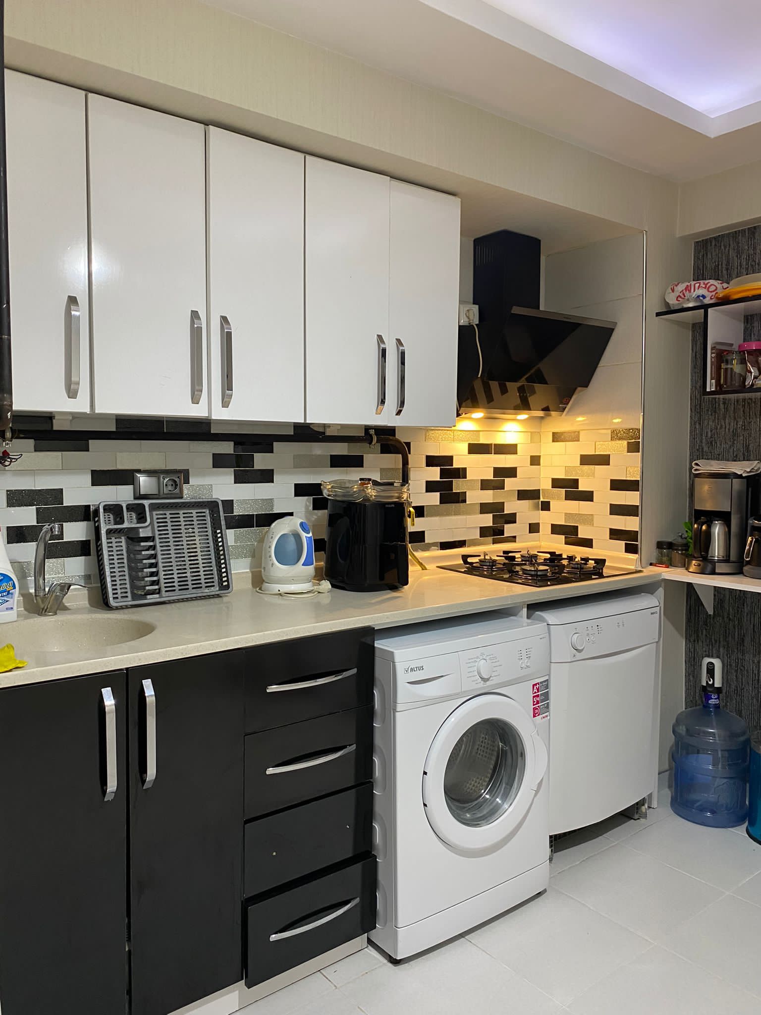 ERENLERDE MERKEZİ KONUMDA GENİŞ 2+0 SATILIK DAİRE