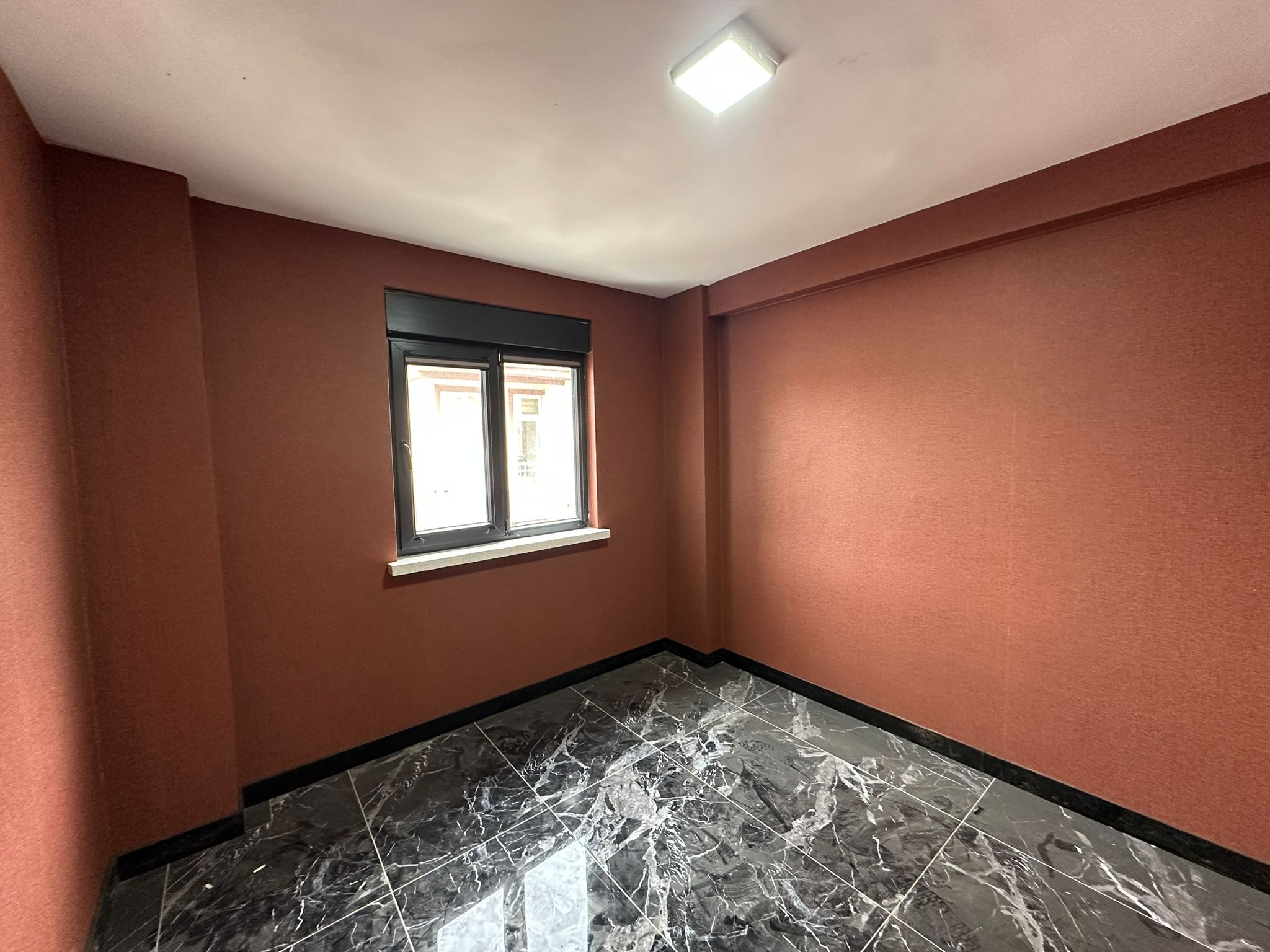ERENLERDE YENİ YAPILI 2+0 LÜX SATILIK DAİRE