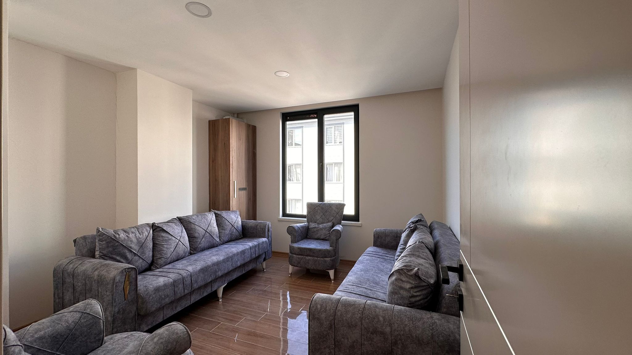 ERENLERDE LÜKS 2+1 MERKEZİ KONUMDA KİRALIK DAİRE