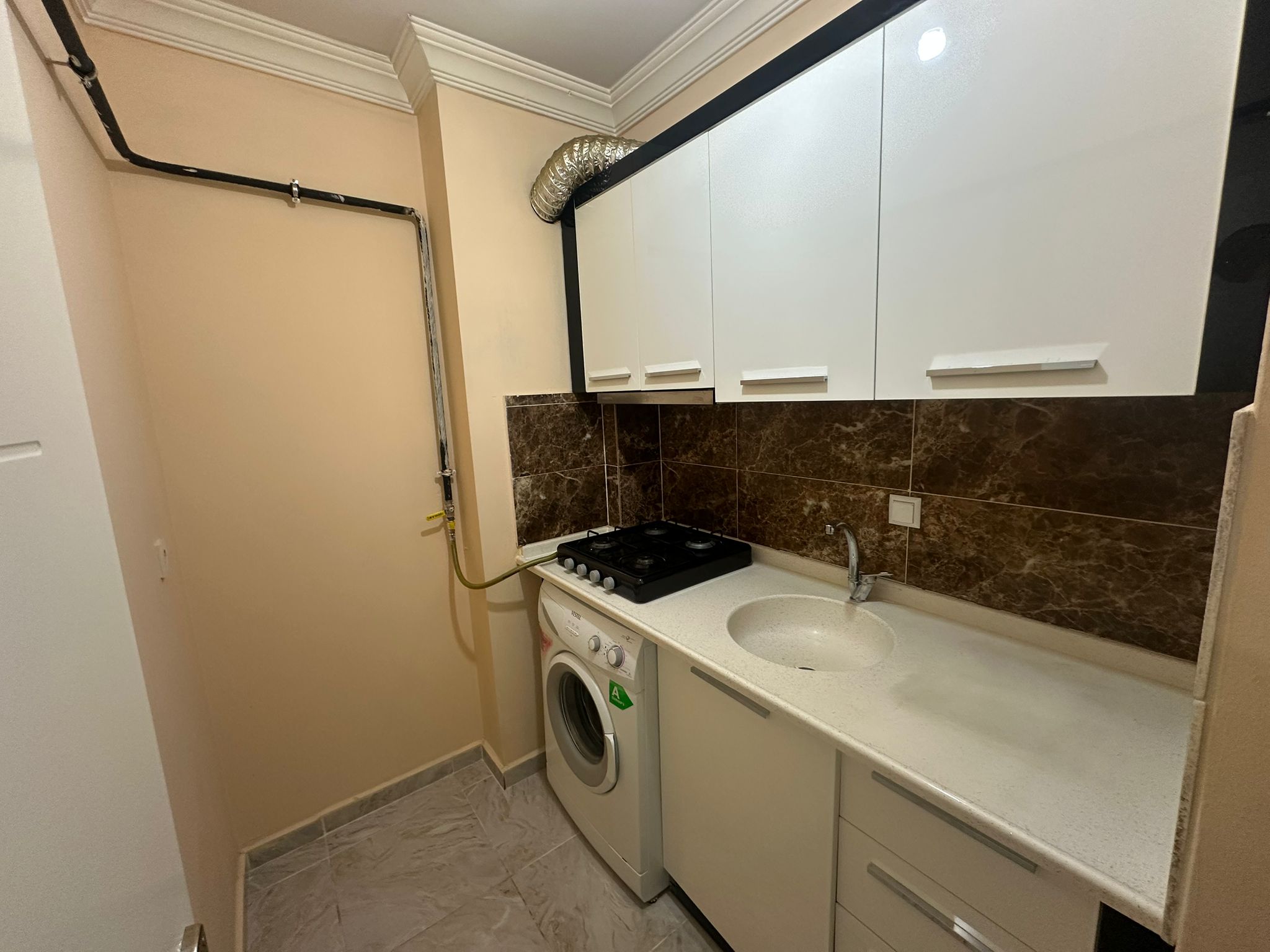 ERENLERDE MERKEZİ KONUMDA 2+0 GENİŞ KİRALIK DAİRE