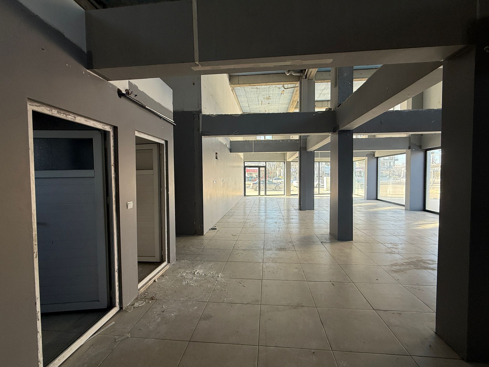 KARŞIYAKADA GENİŞ KİRALIK DÜKKAN