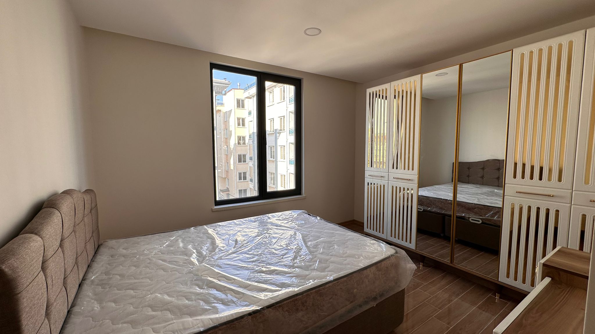 ERENLERDE LÜKS 2+1 MERKEZİ KONUMDA KİRALIK DAİRE